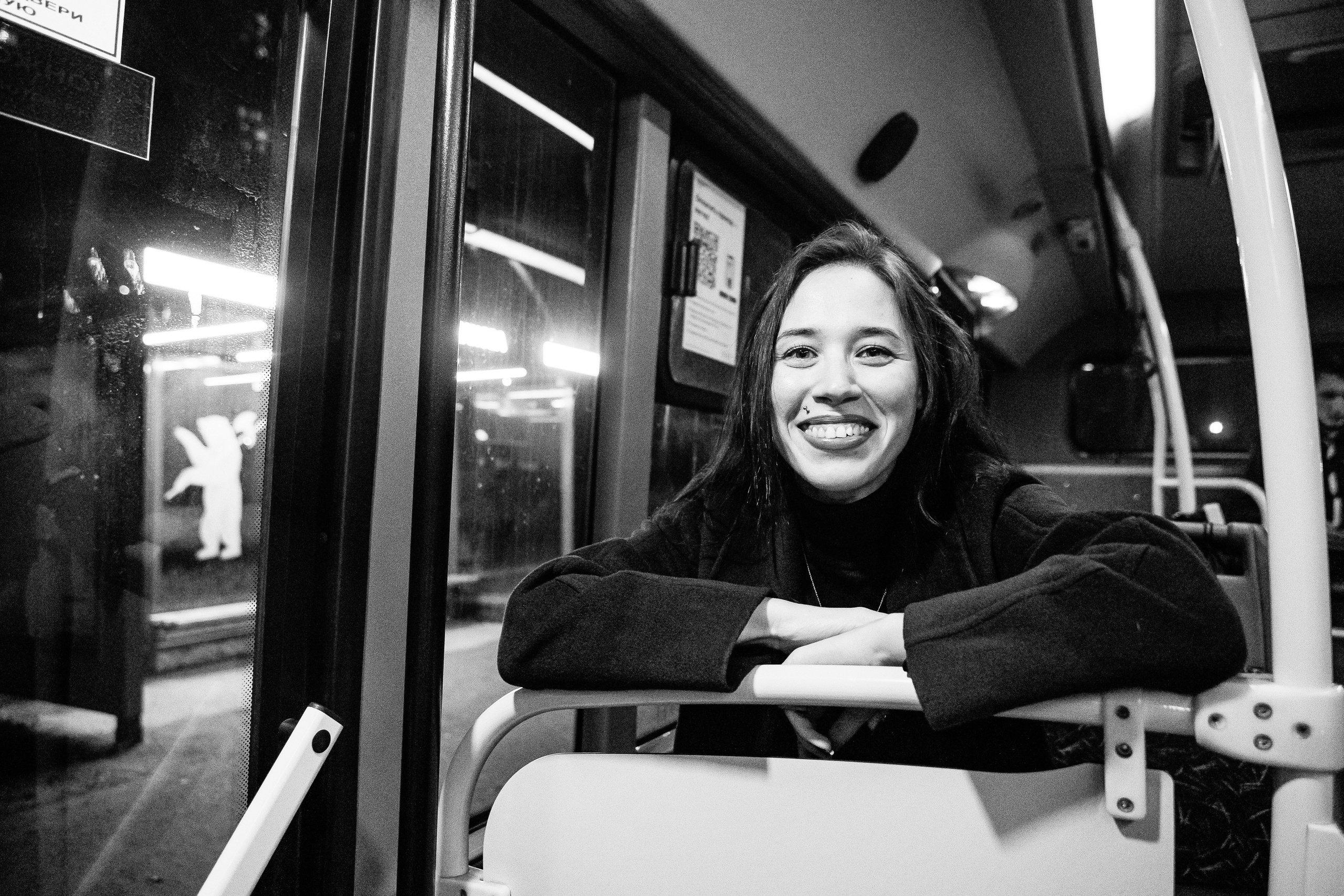 Весёлый портрет за окном автобуса, Рыбинск — ночная уличная съёмка