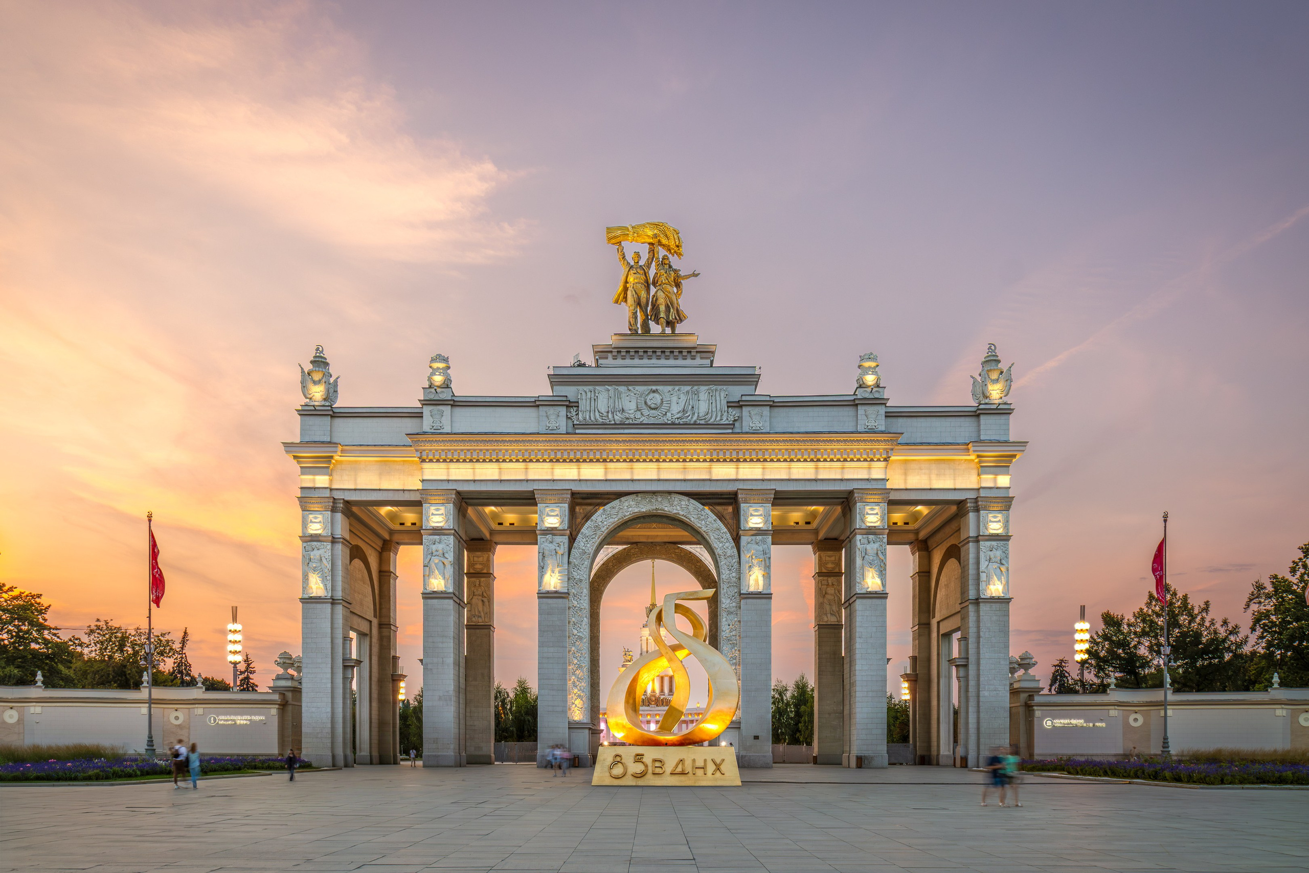 VDNKh Park Main Entrance Arch — Moscow
