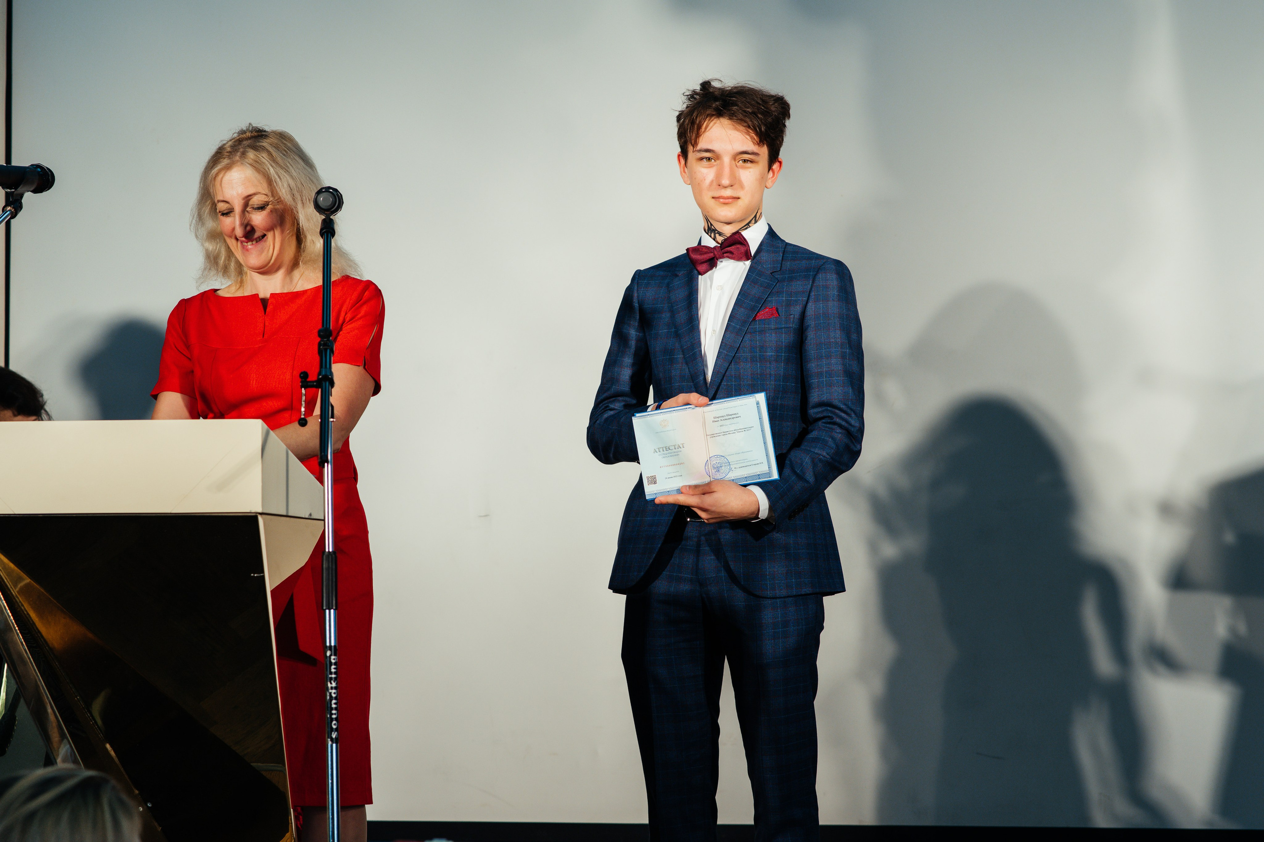 Вручение аттестатов. Выпускные альбомы в Подольске Москве и МО