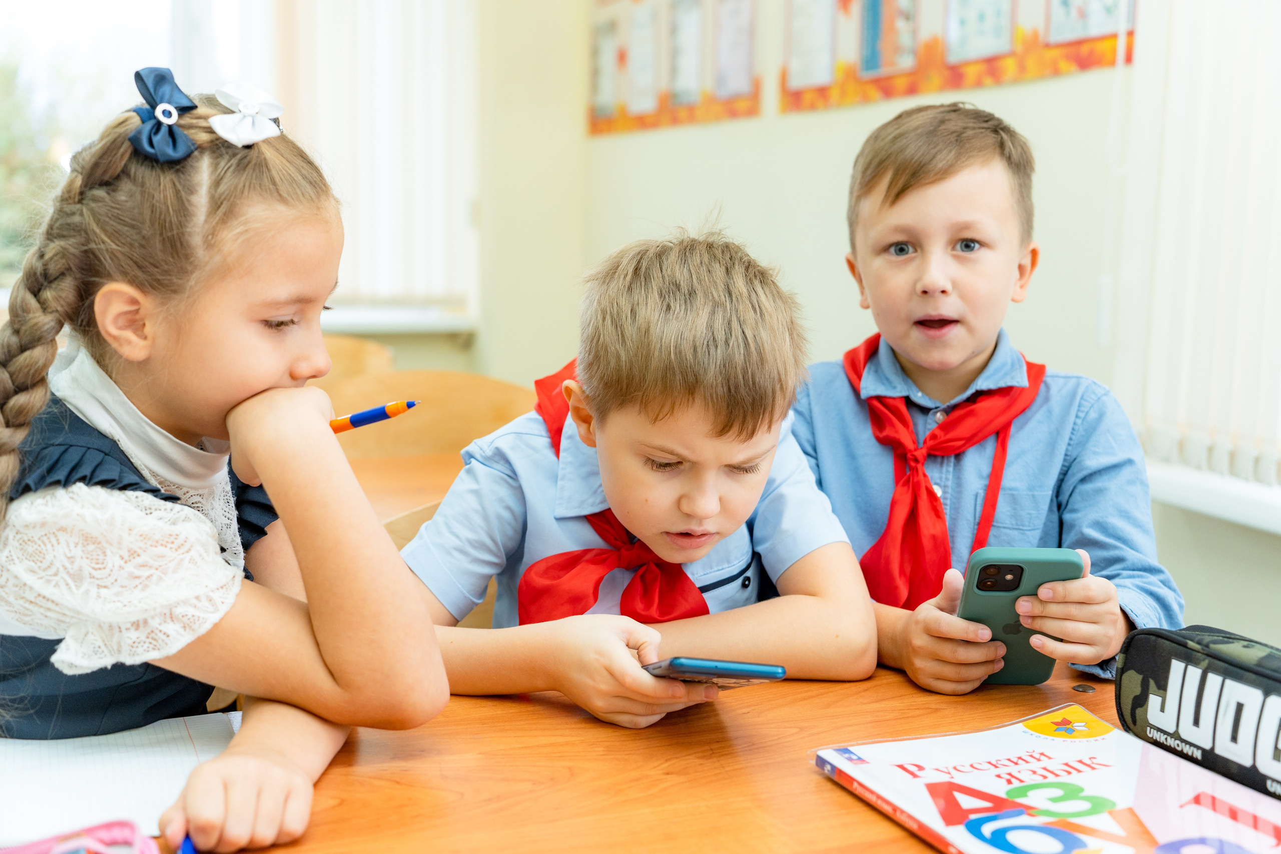 Фотосессия класса в кабинете. Улыбка выездная фотостудия Красноярск