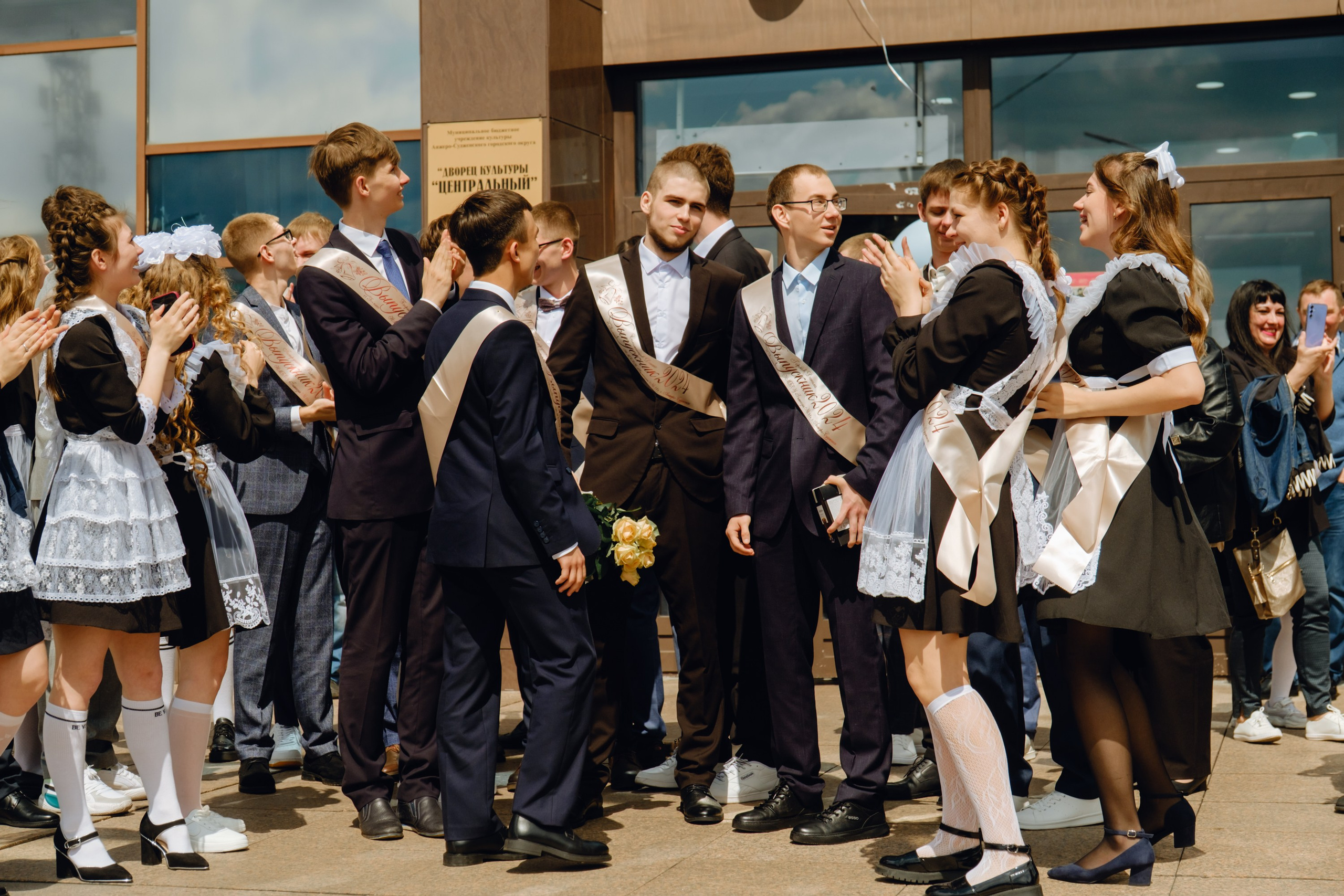 Последний звонок 11 класс. Фотограф Софья Володкина