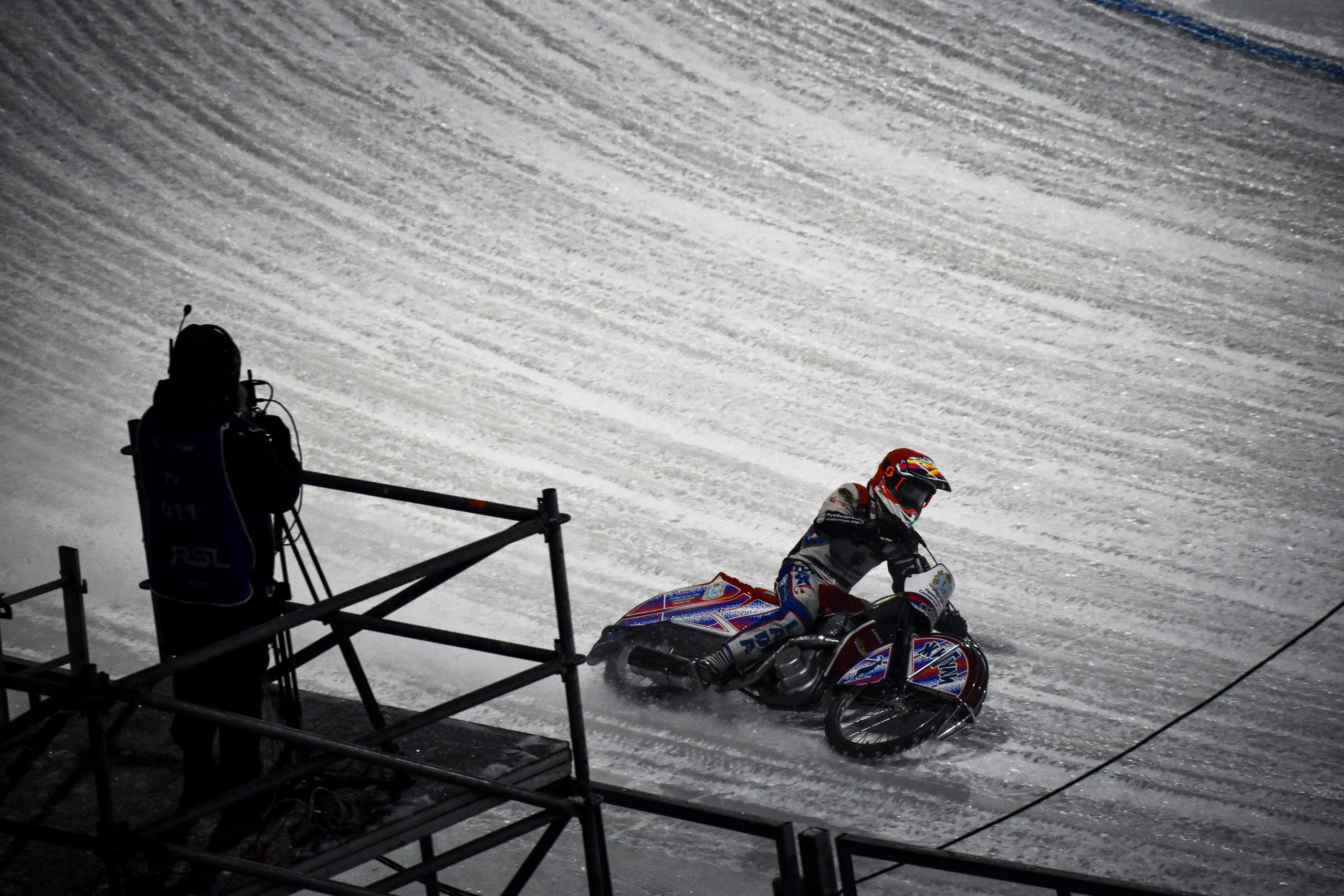 Ледовый спидвей 2025. Голосов Дмитрий — автоспортивный фотограф