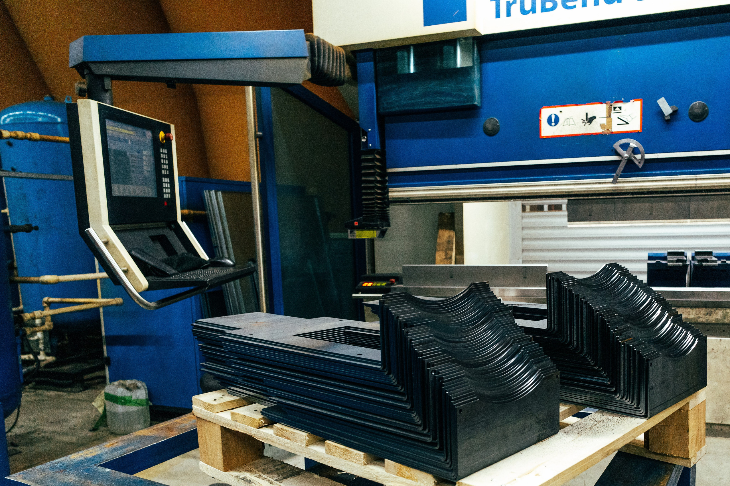 Рабочие цеха компании ПВК. Коммерческий Фотограф Виктор Фоменых