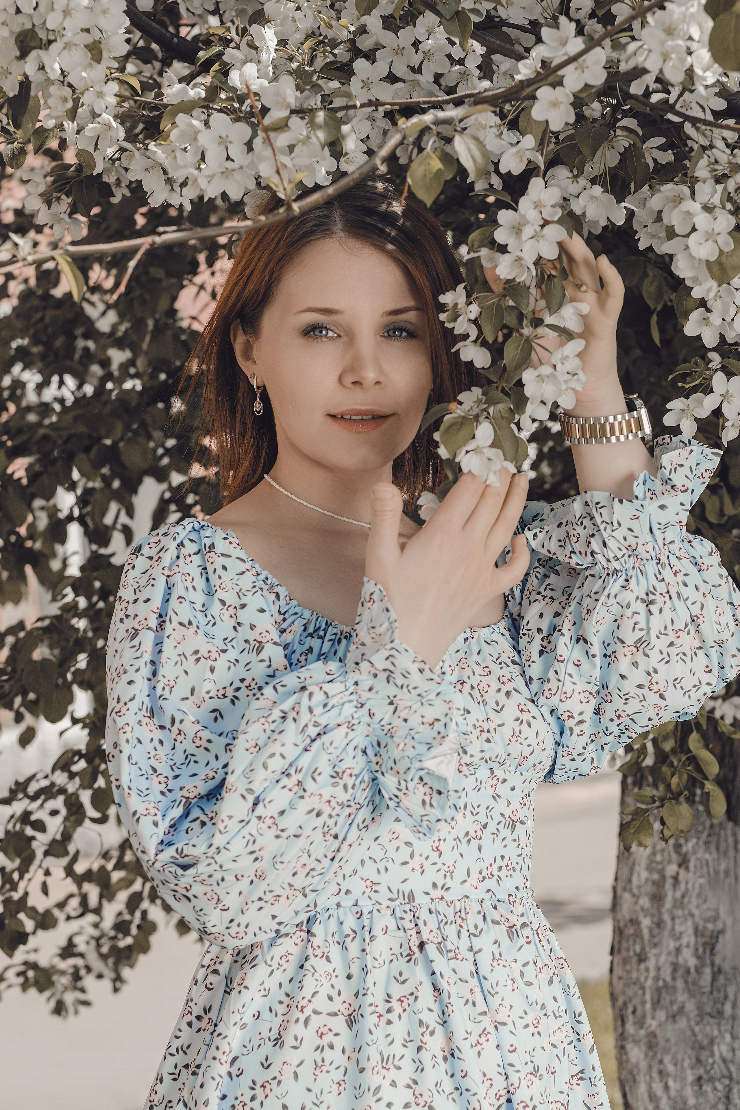 Девушка в лёгком платье среди цветущих ветвей. Фотосессия Никиты Максимова, весна.