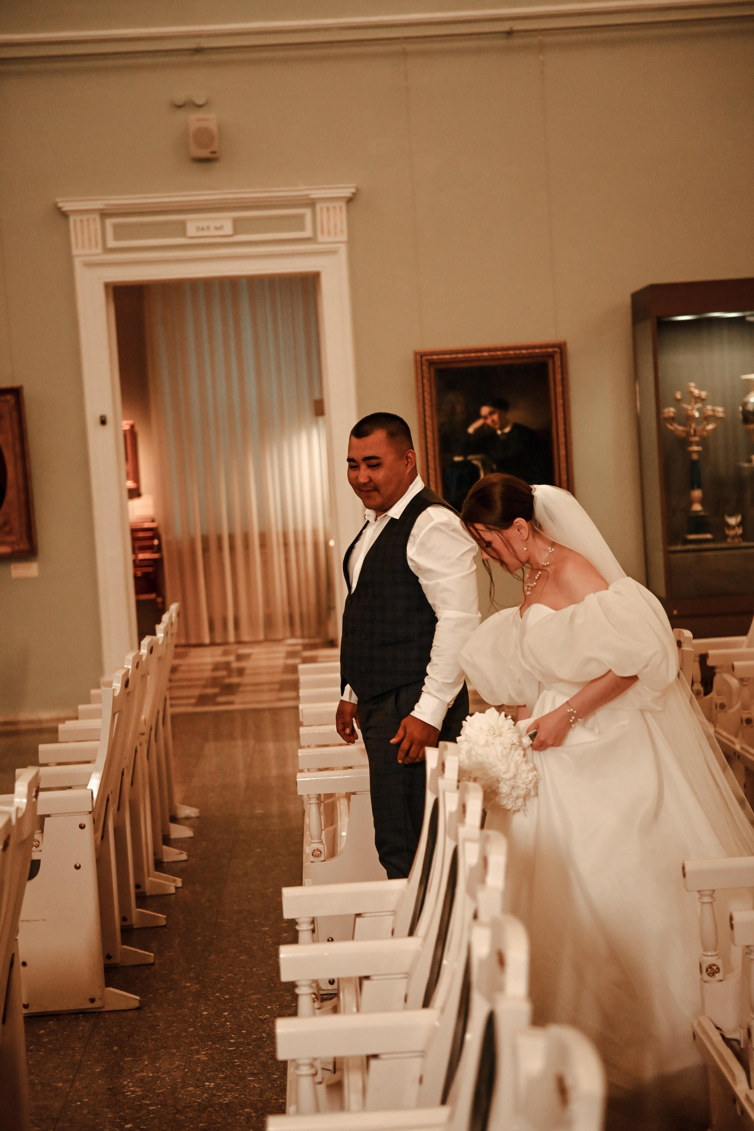 Небольшая свадебная серия в музее и прогулкой под дождем Эльмиры и Ризата. Свадебный, семейный, детский, контент фотограф в Омске Максим Ильин