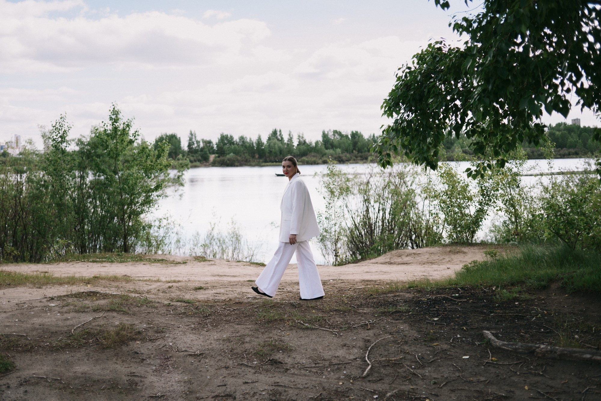 Красивая женская фотосессия на природе в Тюмени | Цены и идеи. Портретный фотограф Тюмень Дарья Мустафина