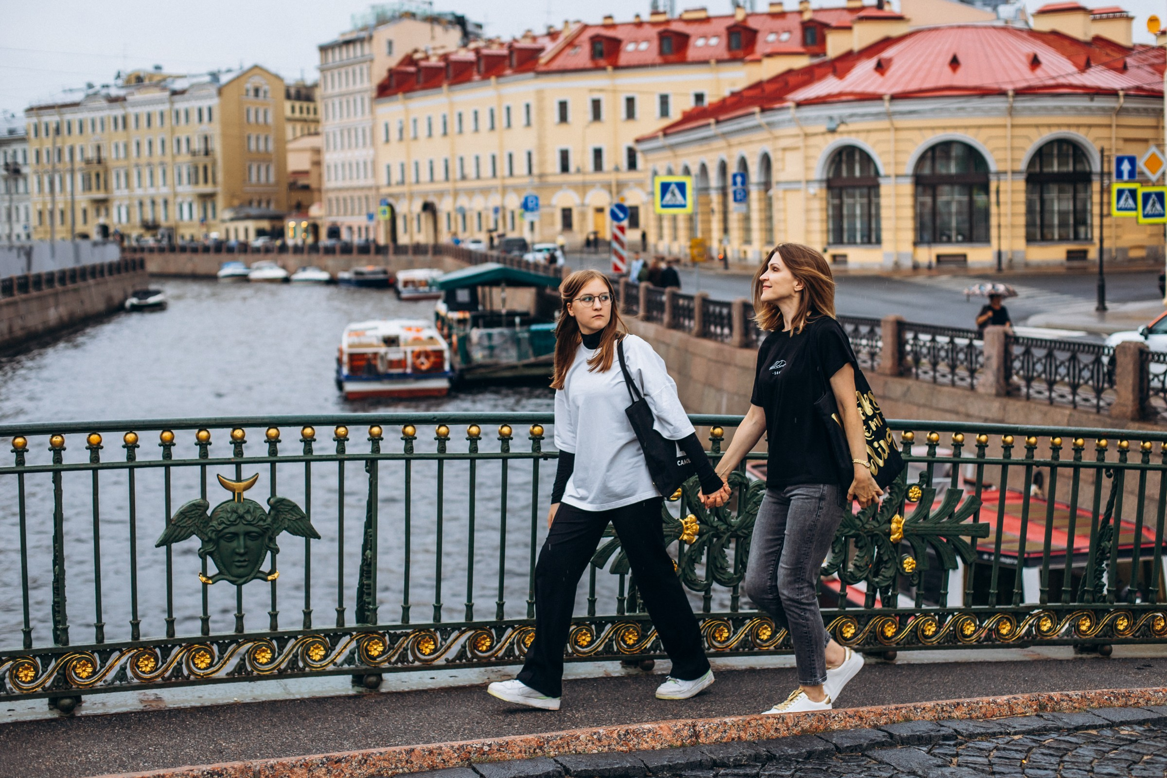 Светлана и Анна в июне. Фотопрогулка в Петербурге. Индивидуальный и семейный фотограф в Санкт-Петербурге