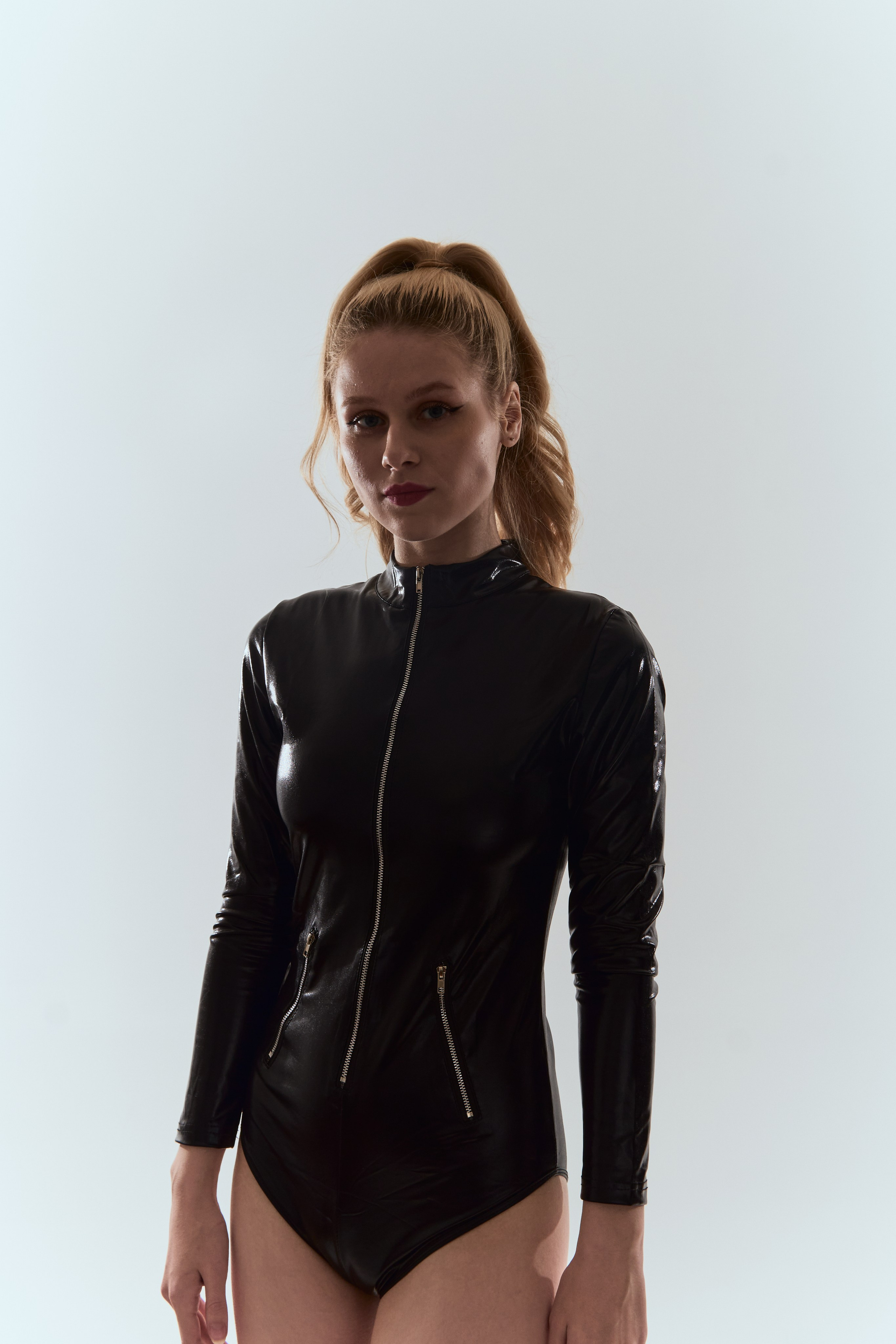 Нежная и дерзкая фотосессия в студии с девушкой блондинкой. Фотограф Наталья Воронина Москва