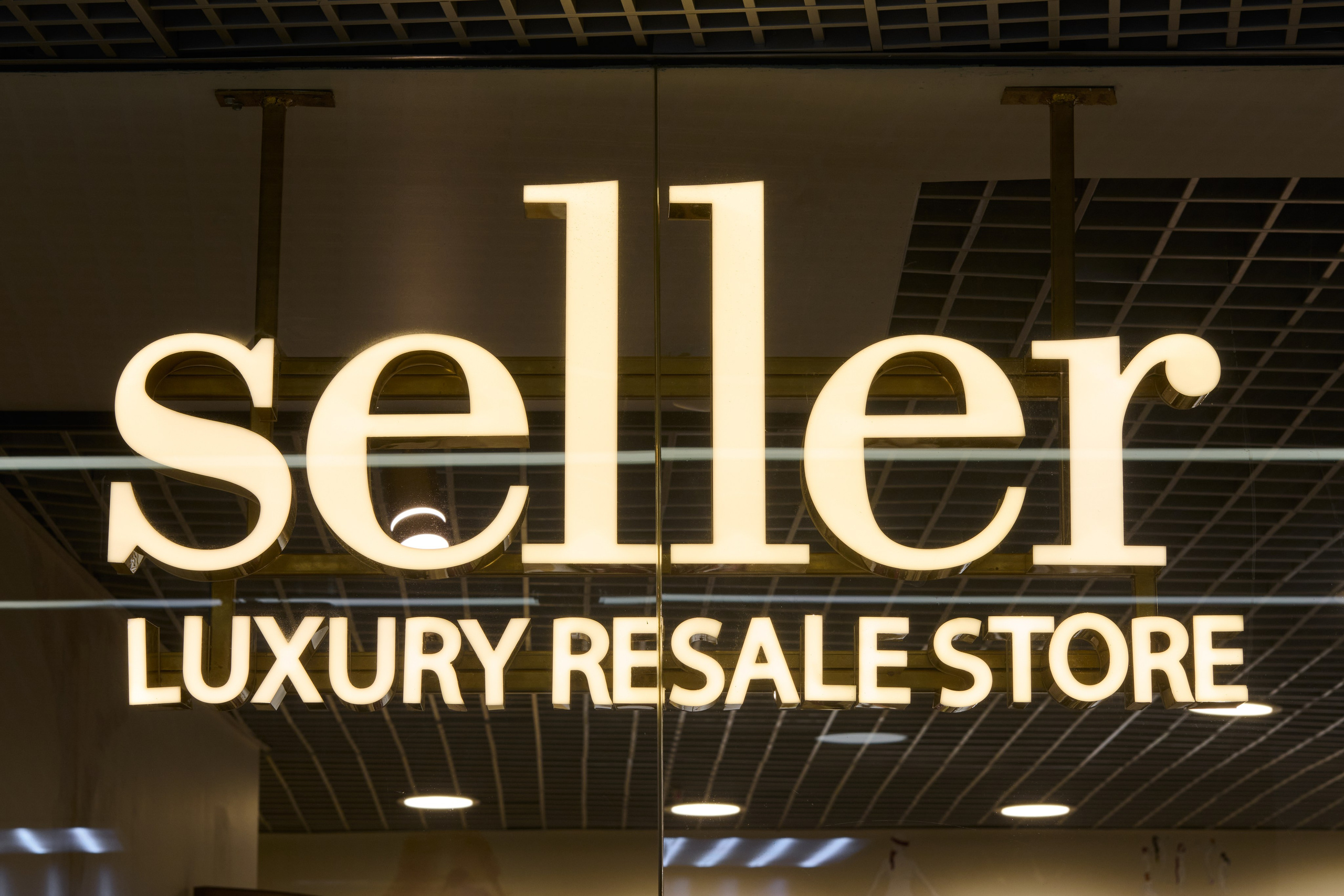 Витрина сумок: полки, аксессуары, выкладка товара