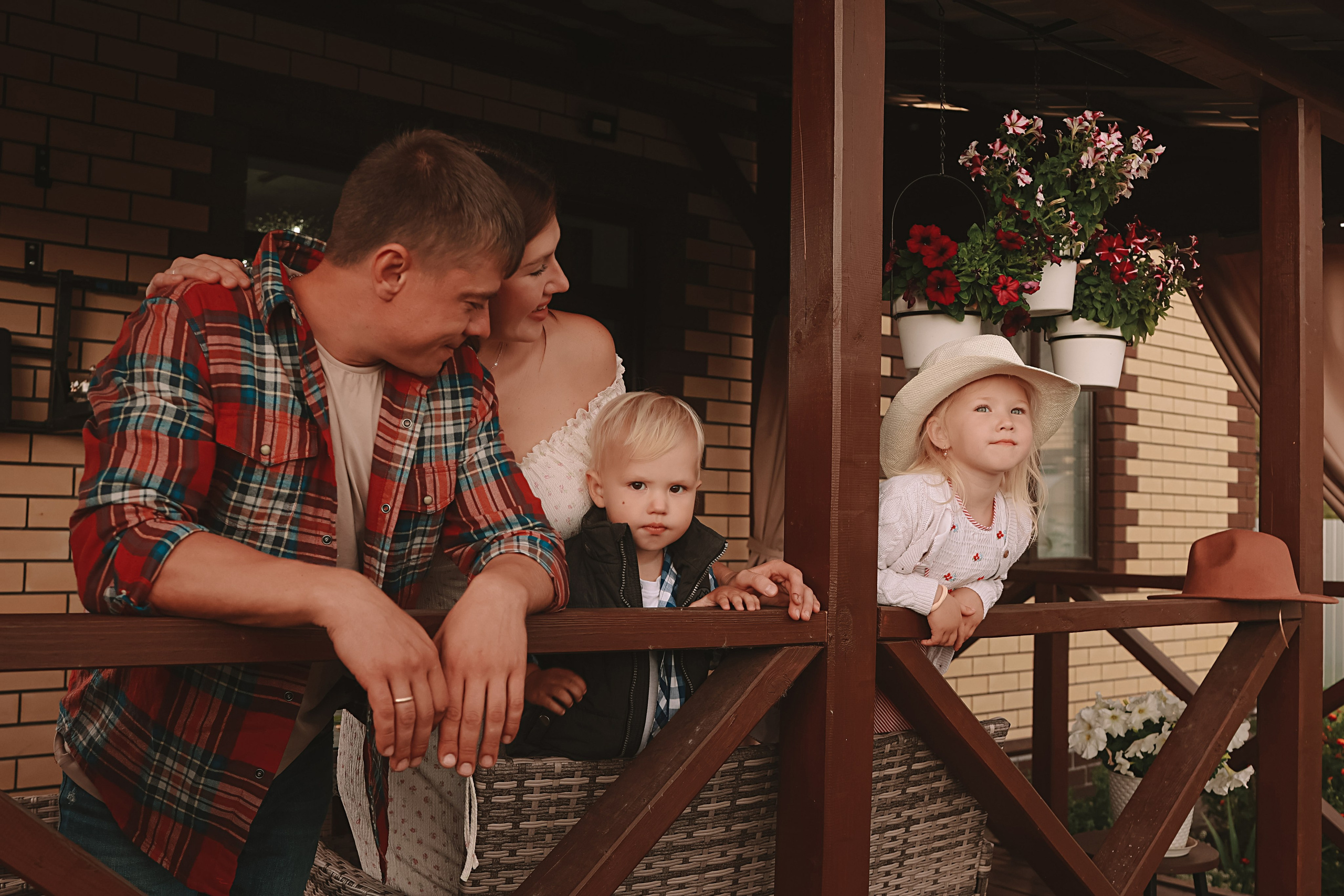 У дома. Семейный фотограф Тюмень, фотограф на роды Салмина Мария