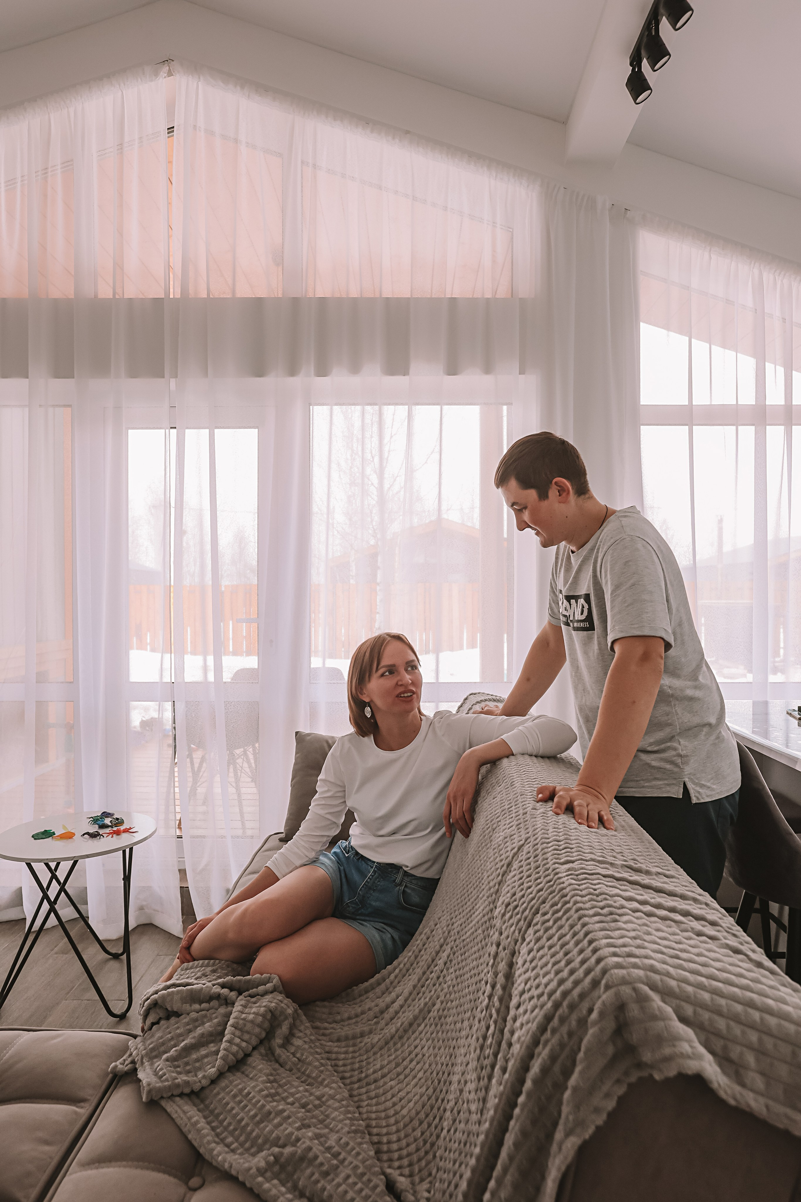 Семейная в домике (репортаж). Семейный фотограф Тюмень, фотограф на роды Салмина Мария