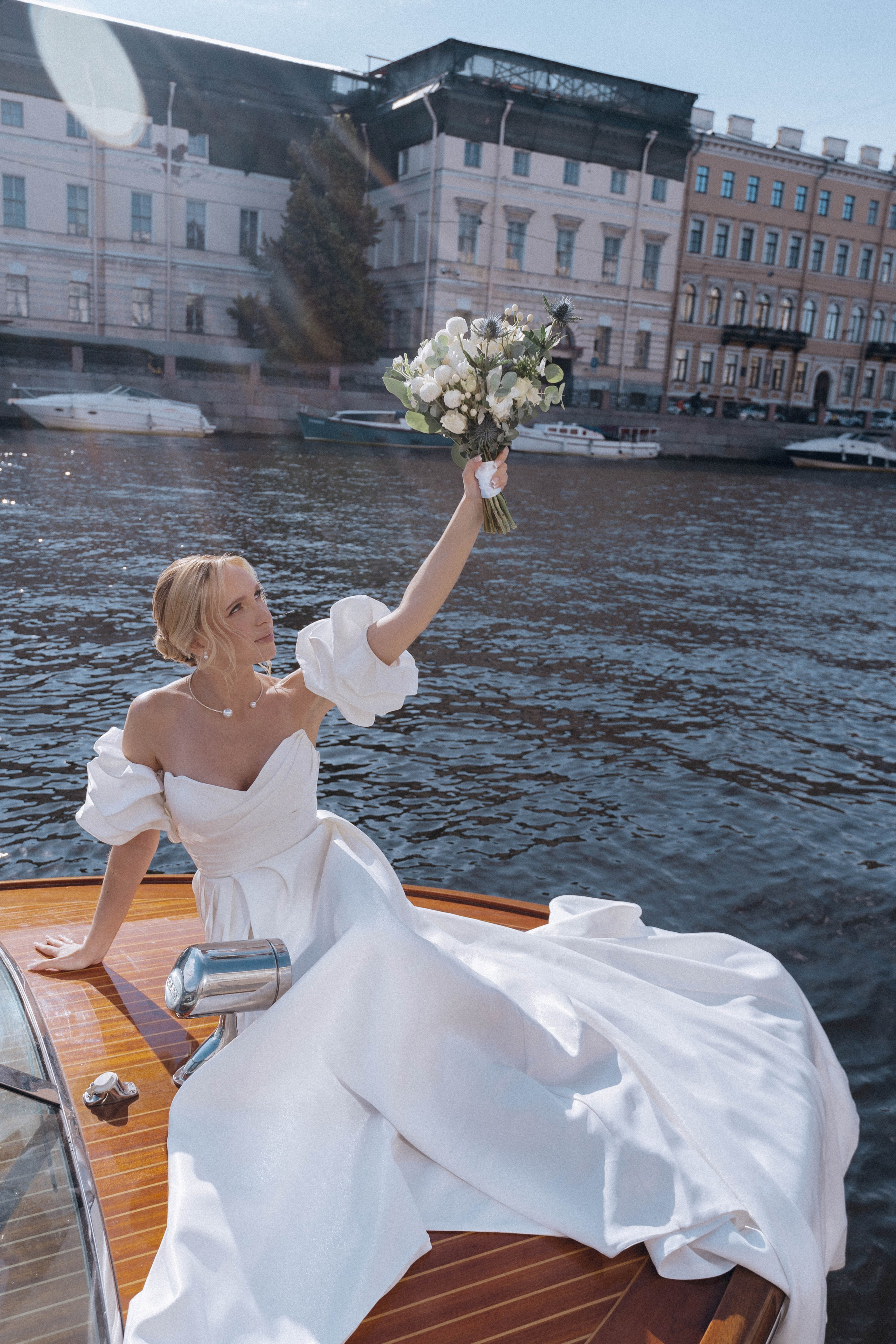 СВАДЕНБНАЯ СЬЕМКА НА КАТЕРЕ ПО КАНАЛАМ САНКТ-ПЕТЕРБУРГА И В АКВАТОРИИ НЕВЫ. Профессиональный фотограф, Санкт-Петербург — Виктория Богомолова