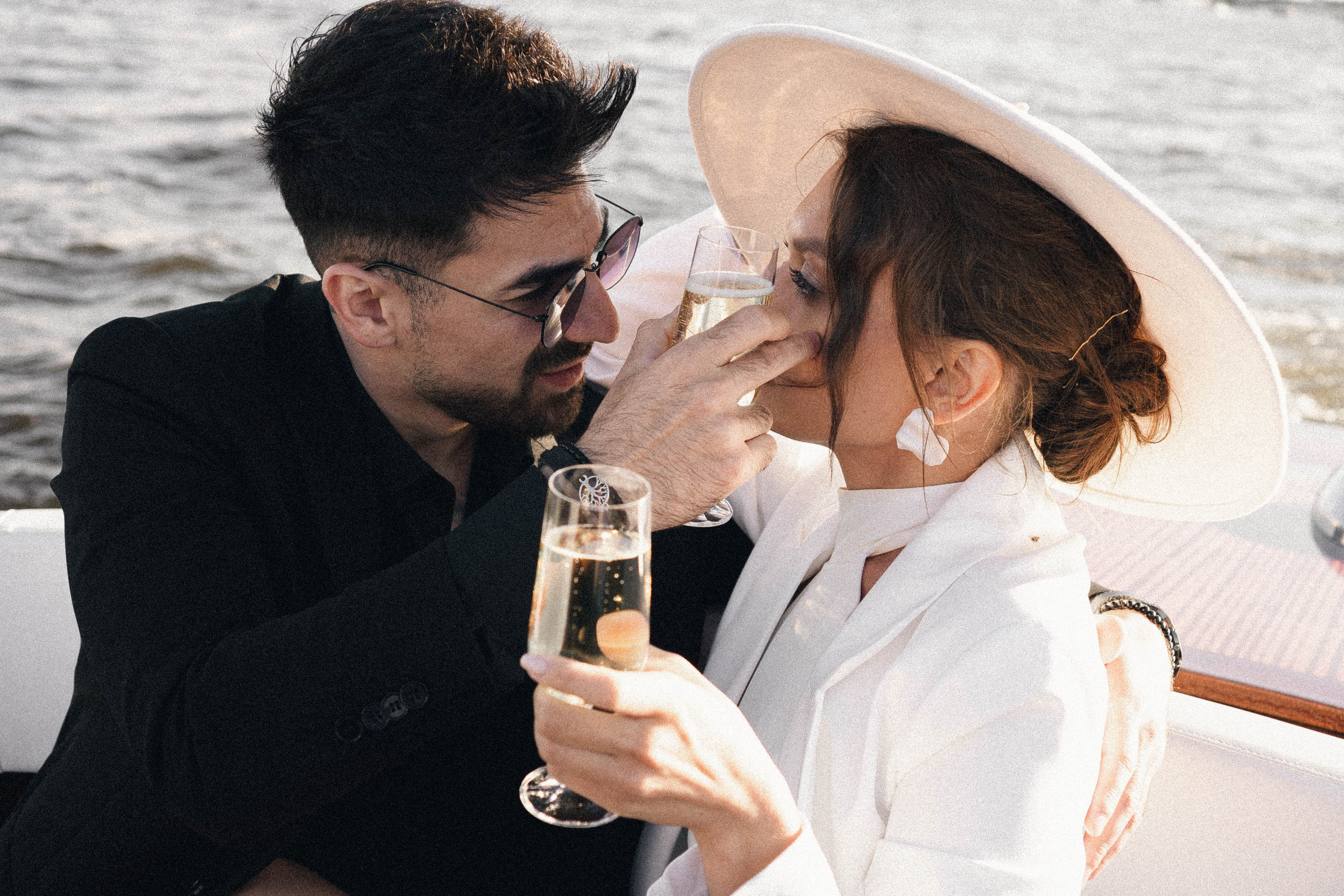 СВАДЕНБНАЯ СЬЕМКА НА КАТЕРЕ ПО КАНАЛАМ САНКТ-ПЕТЕРБУРГА И В АКВАТОРИИ НЕВЫ. Профессиональный фотограф, Санкт-Петербург — Виктория Богомолова