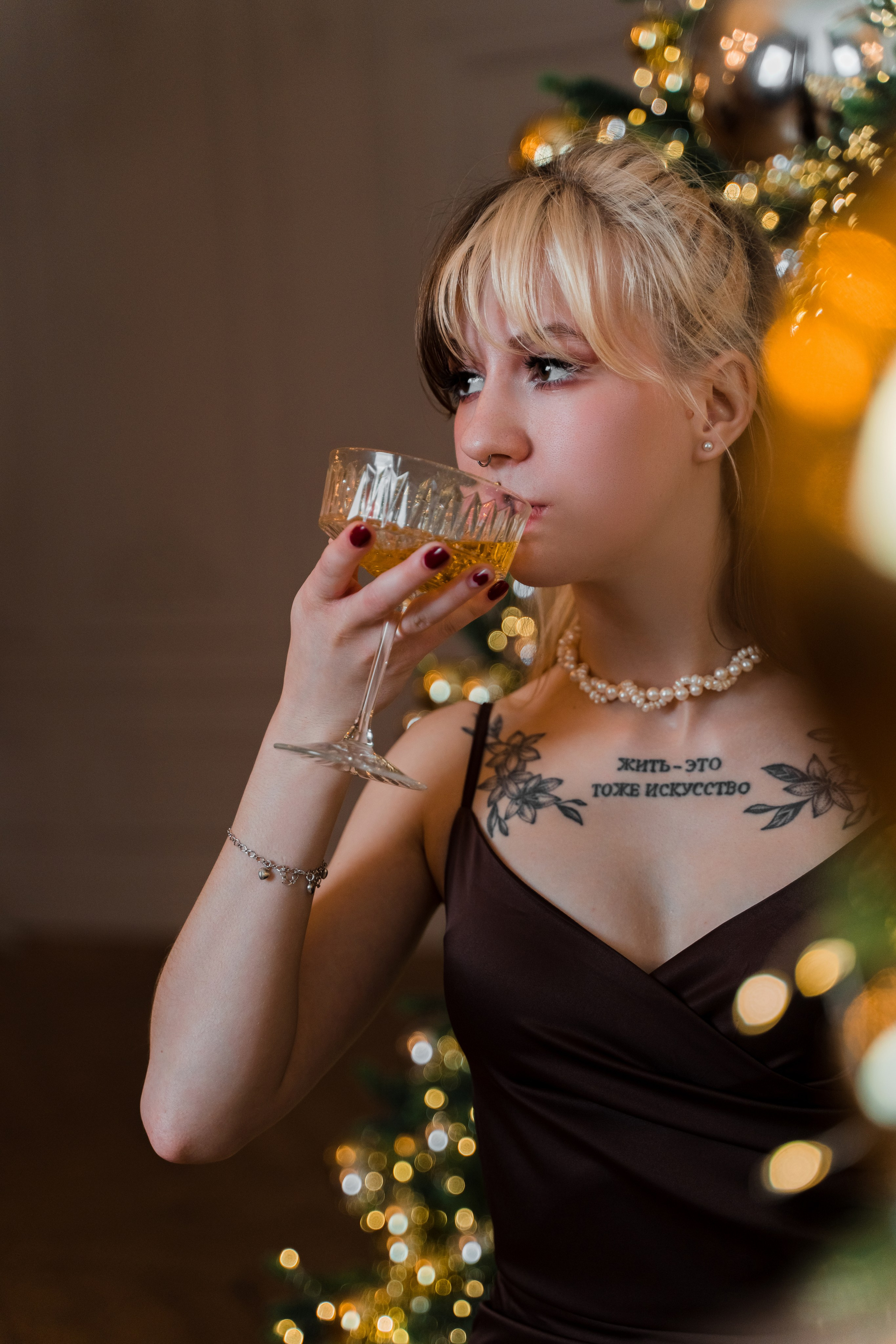 Зимняя фотосессия лавстори с предложением руки и сердца в фотостудии