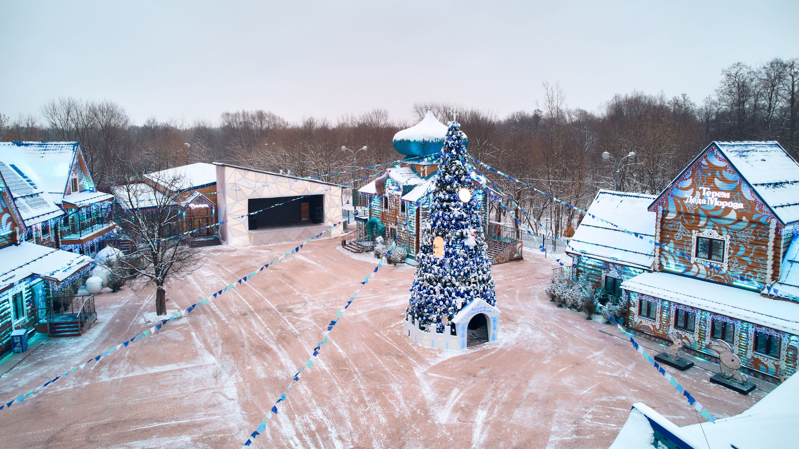 Терема Усадьбы Деда Мороза днём. Никита Хохловский фото и видео продакшн