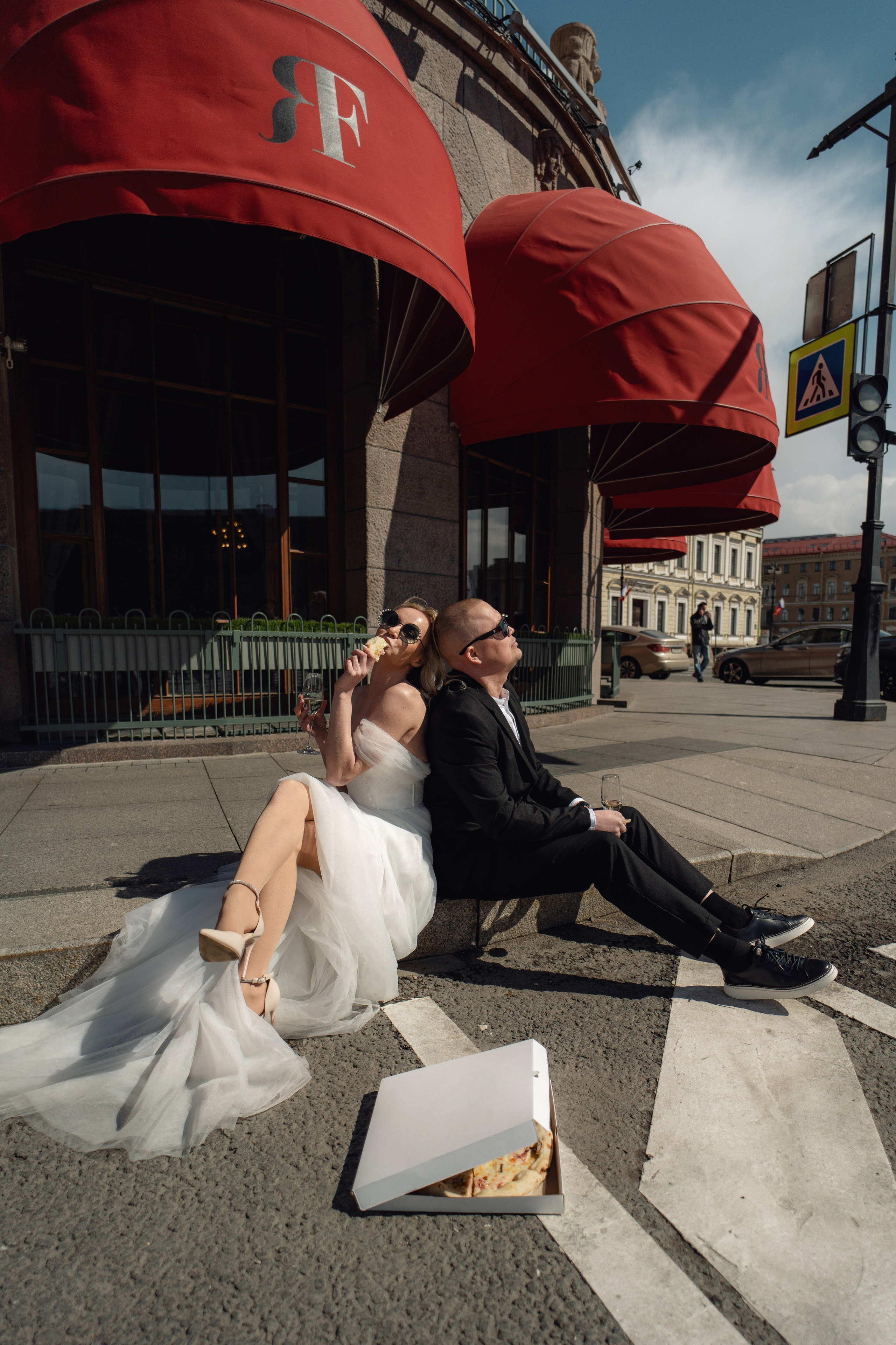 Свадебная фотосессия рядом с Исаакиевским собором жених и невеста едят пиццу у гостиницы астория. Свадебная фотосессия у Астории.