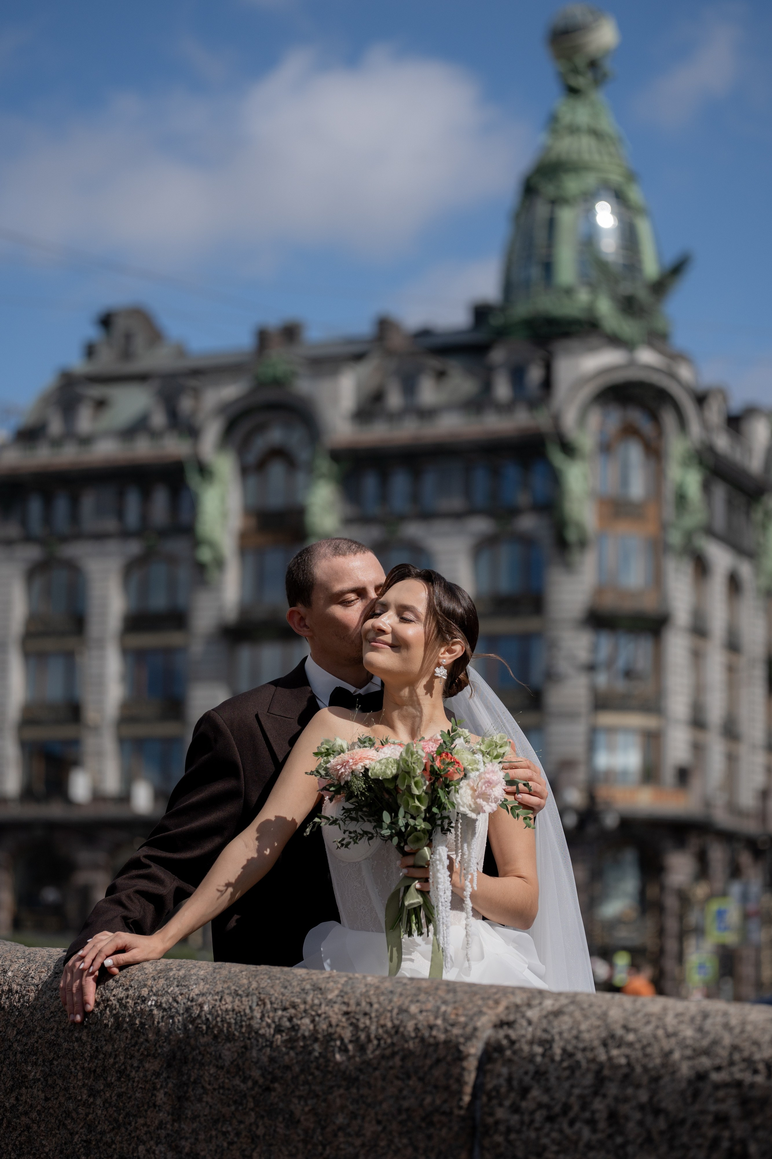 Красивые места для свадебной фотосессии летом в Санкт-Петербурге. Свадебный фотограф Александр Невский в Санкт-Петербурге