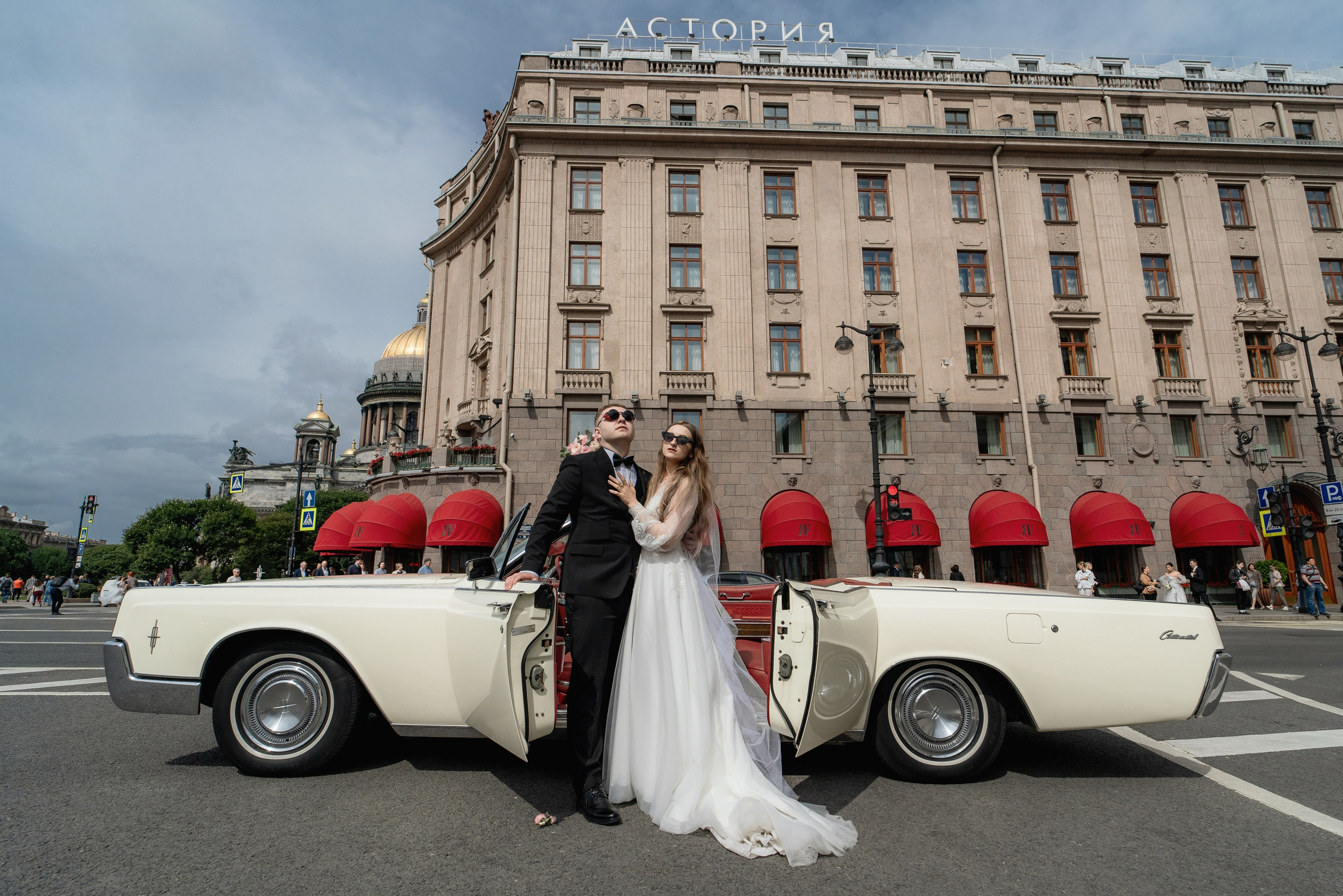 Красивые места для свадебной фотосессии летом в Санкт-Петербурге. Свадебный фотограф Александр Невский в Санкт-Петербурге