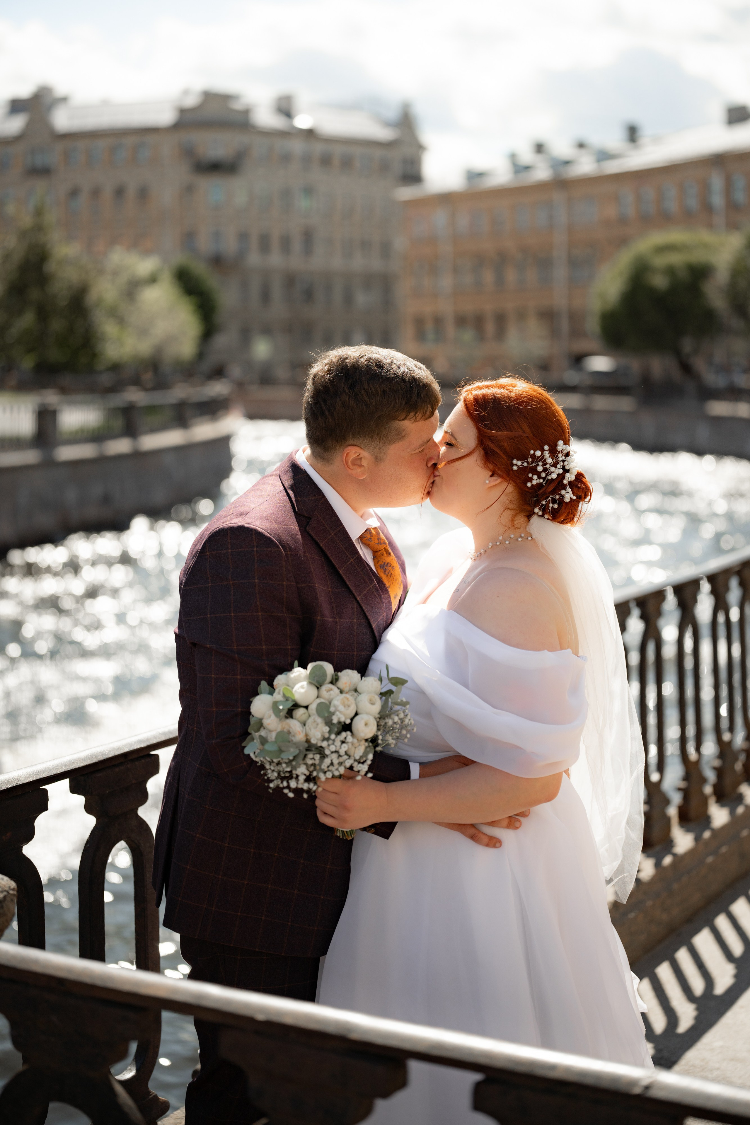 Красивые места для свадебной фотосессии летом в Санкт-Петербурге. Свадебный фотограф Александр Невский в Санкт-Петербурге