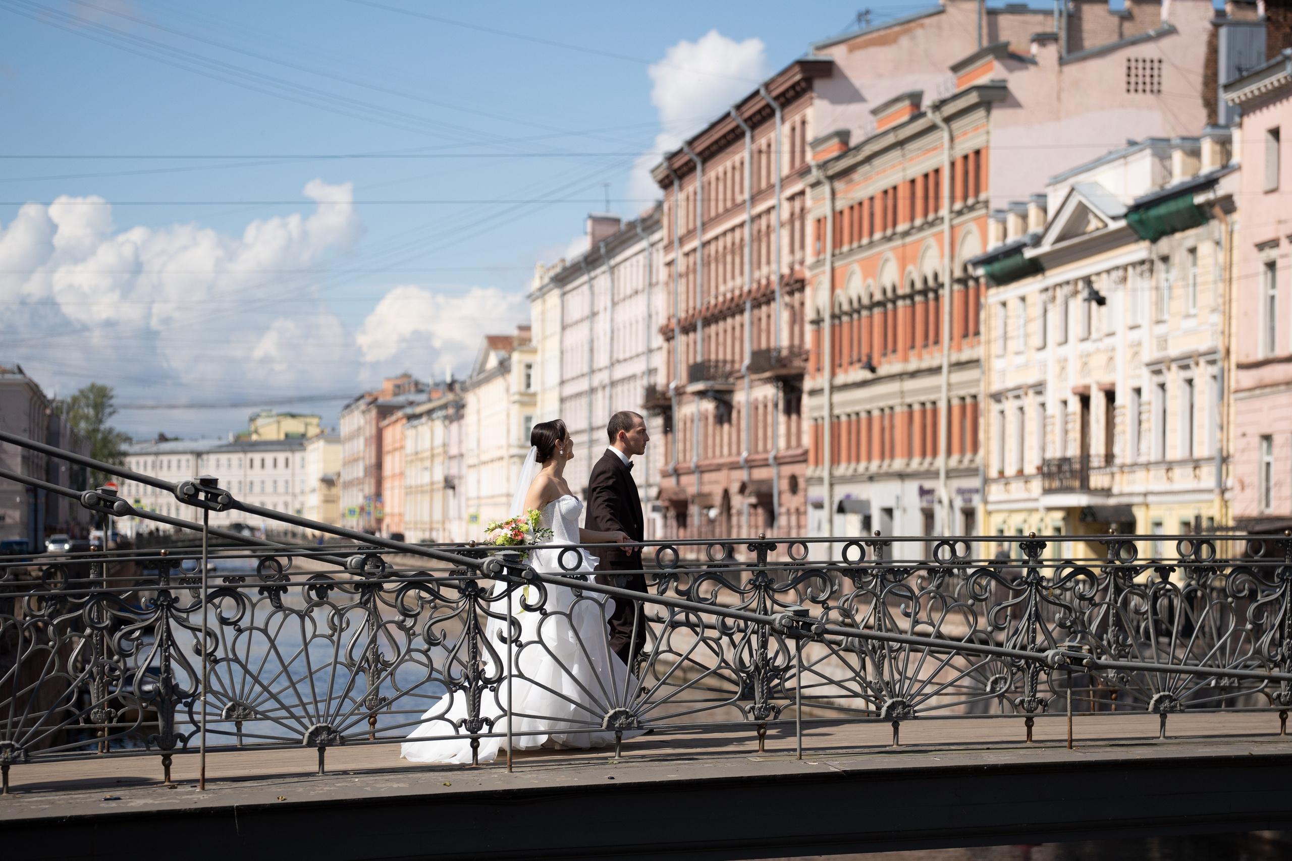Красивые места для свадебной фотосессии летом в Санкт-Петербурге. Свадебный фотограф Александр Невский в Санкт-Петербурге