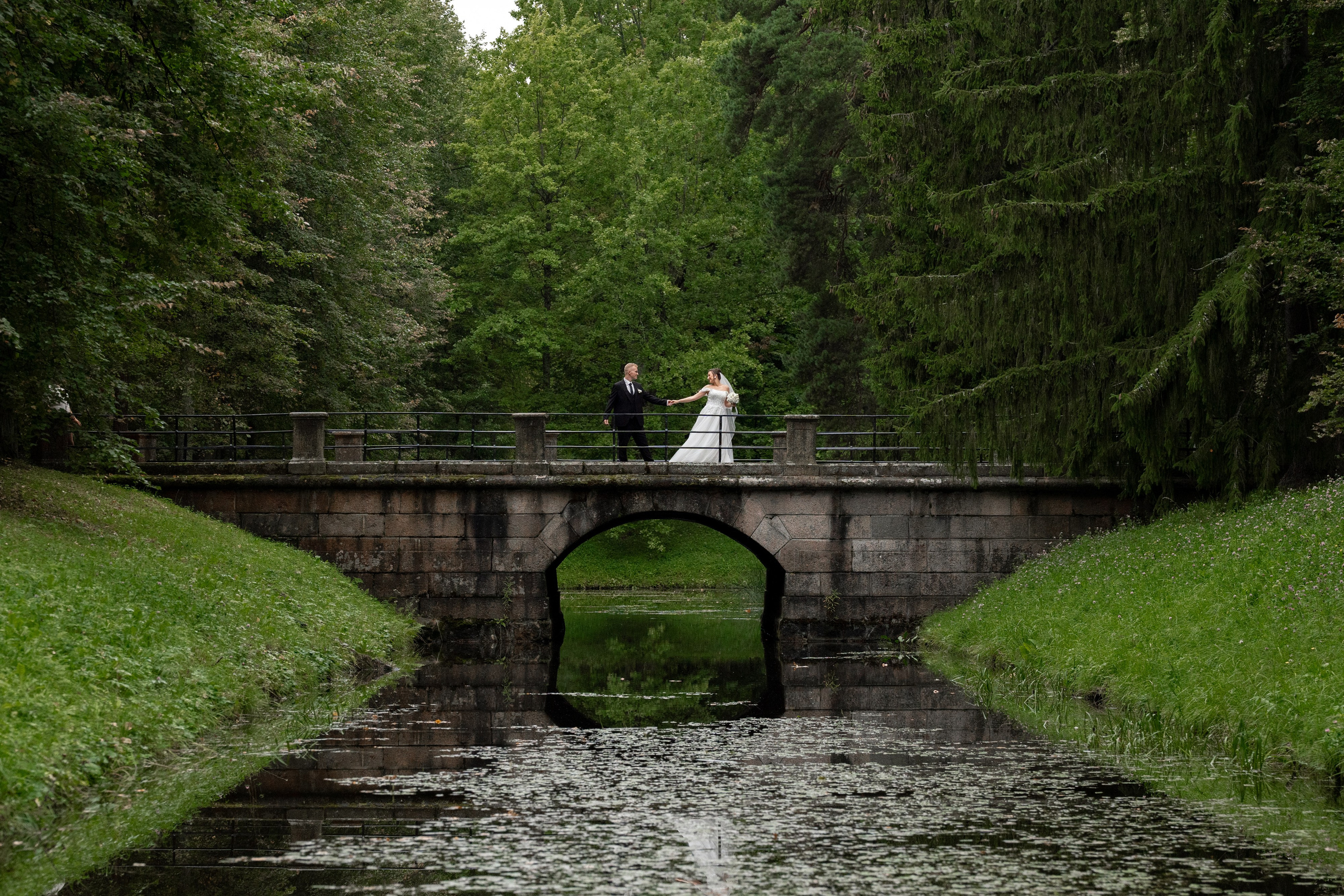 Красивые места для свадебной фотосессии летом в Санкт-Петербурге. Свадебный фотограф Александр Невский в Санкт-Петербурге