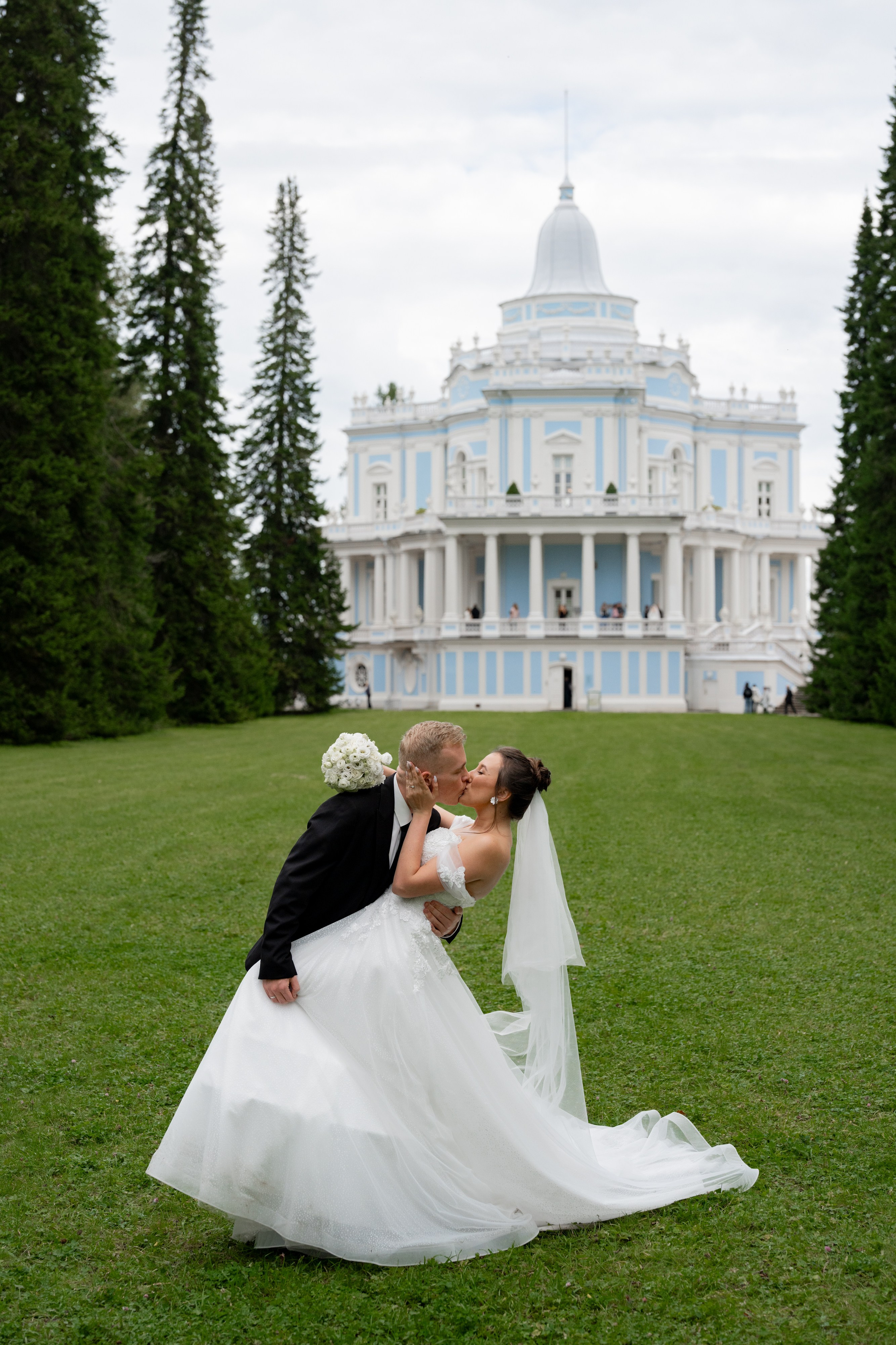 Красивые места для свадебной фотосессии летом в Санкт-Петербурге. Свадебный фотограф Александр Невский в Санкт-Петербурге