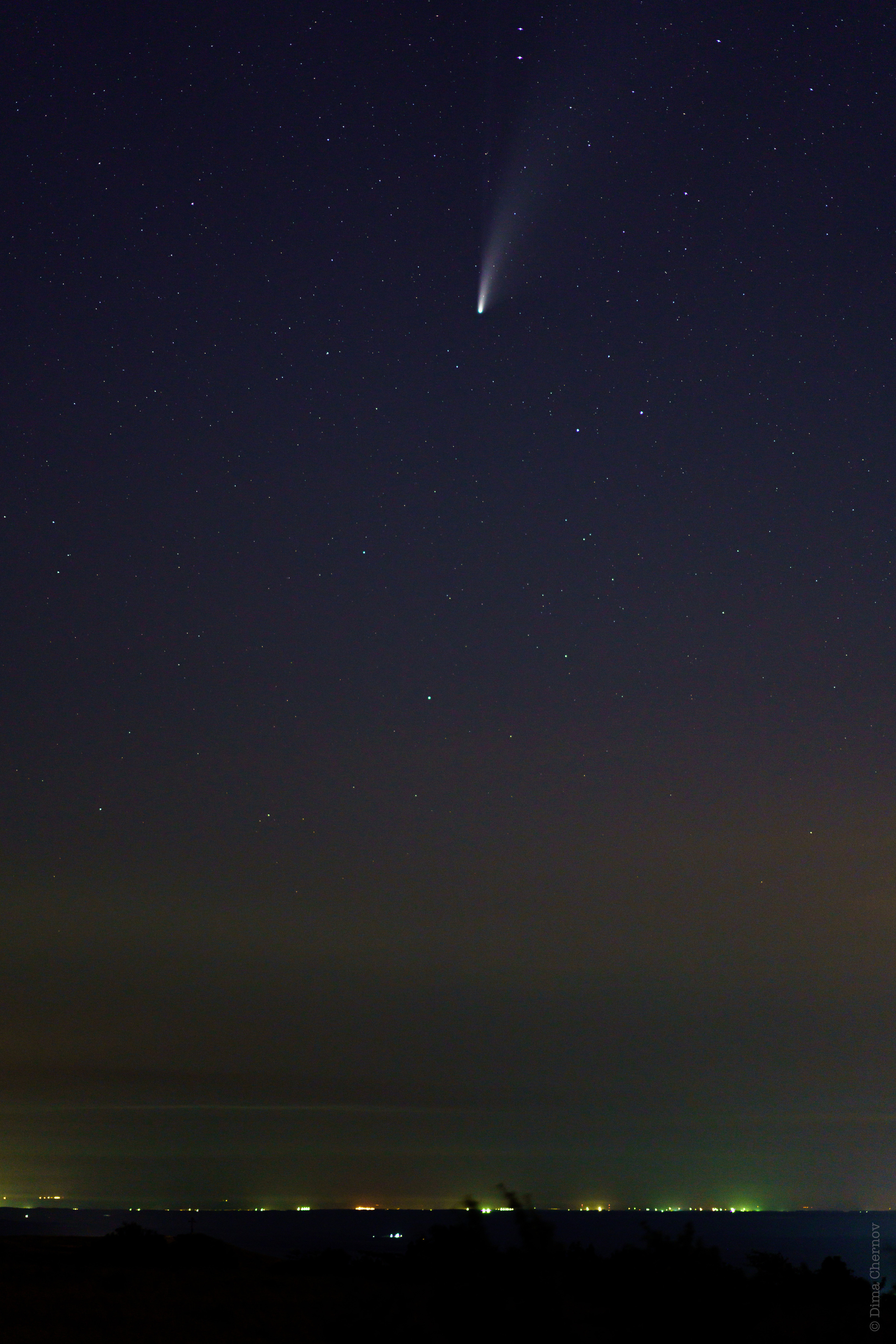 Комета C/2020 F3 (NEOWISE) на фоне Солнечнодольска, июль 2020