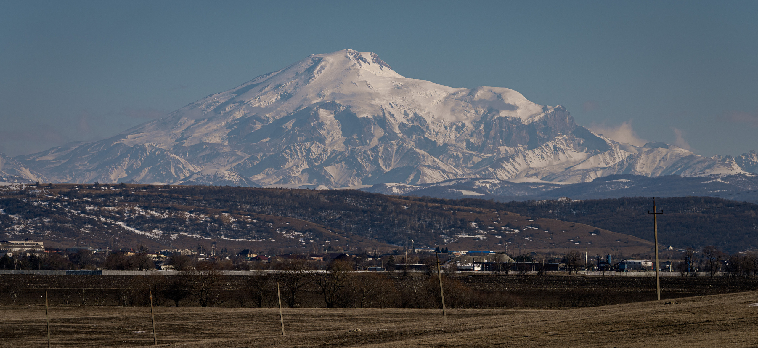 станица Зеленчукская на фоне Эльбруса, Россия 