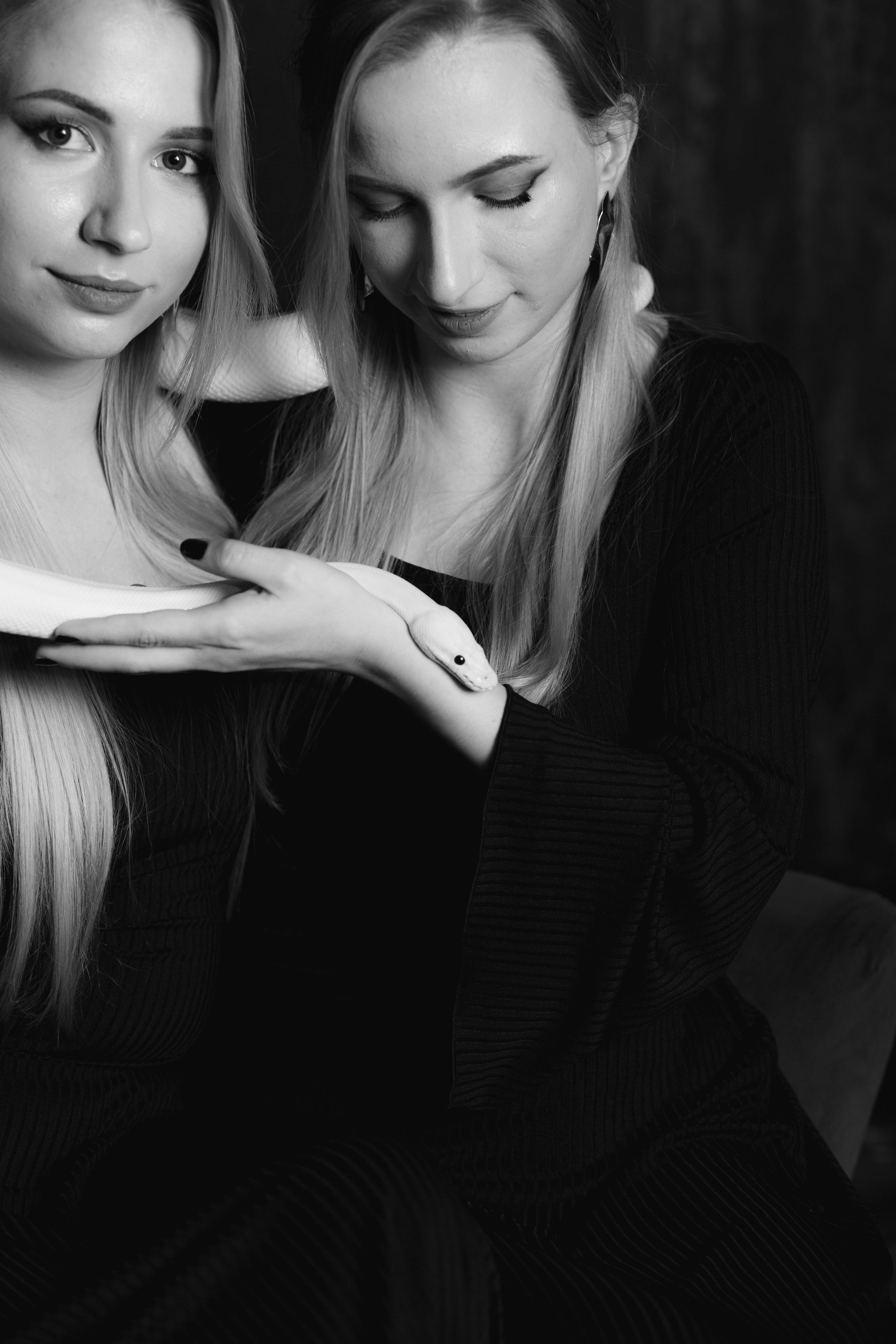 Фотосессия сестер с фотостудии с белой змеей в Санкт-Петербурге. Фотограф в Санкт-Петербурге, Анна Скворцова