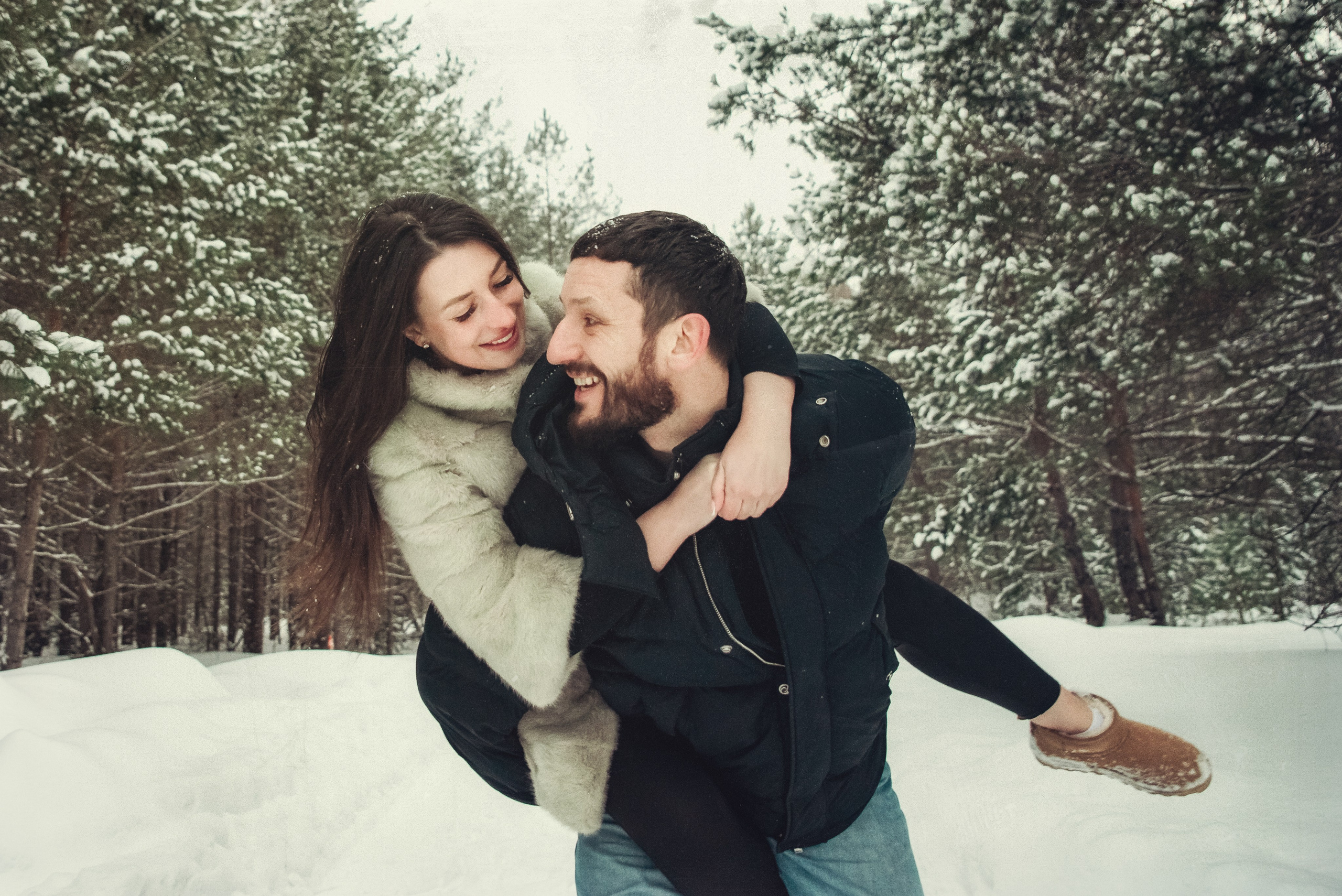 В зимнем лесу. Фотограф Крещение Венчание Москва