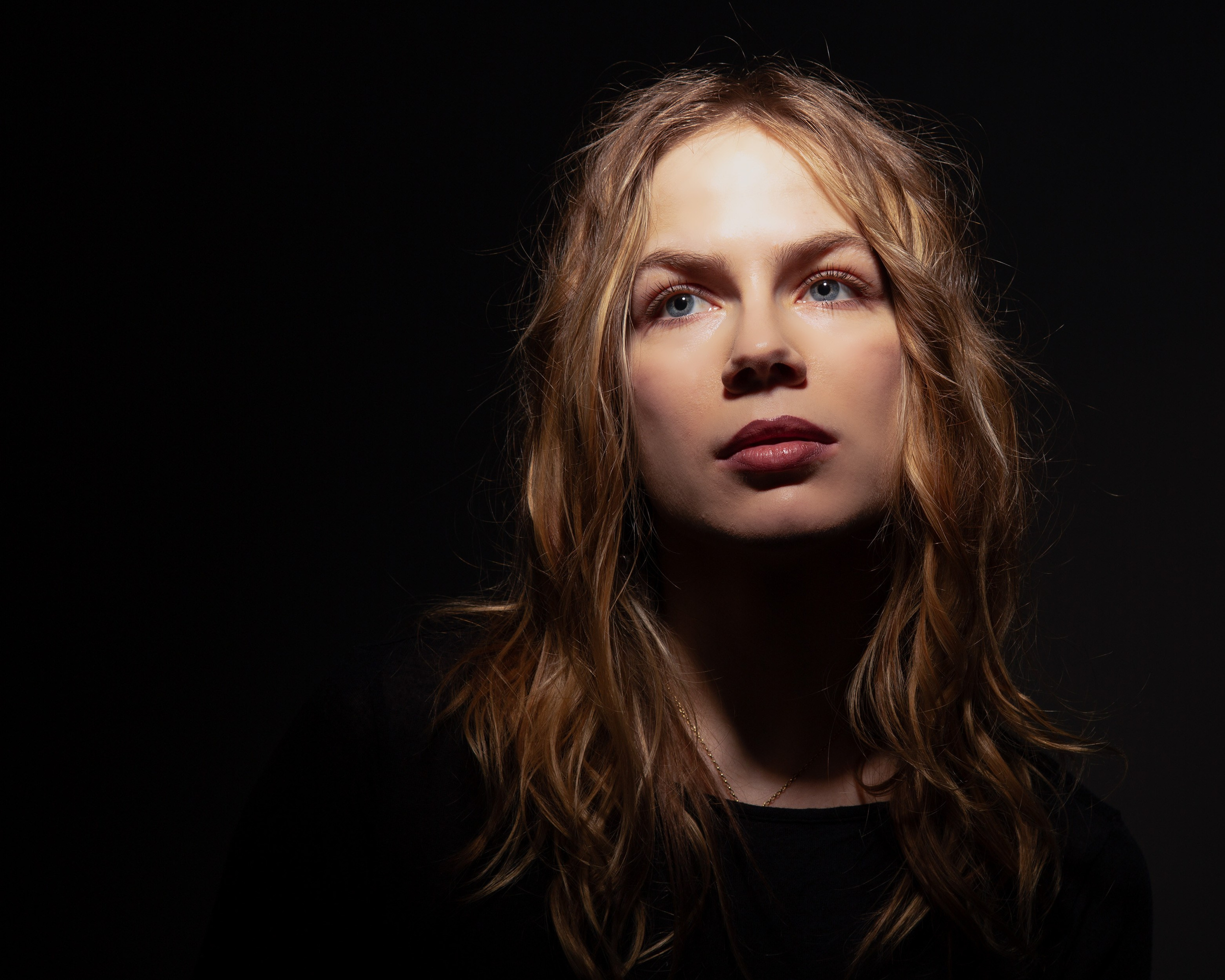 Фотосессия с жестким темным светом