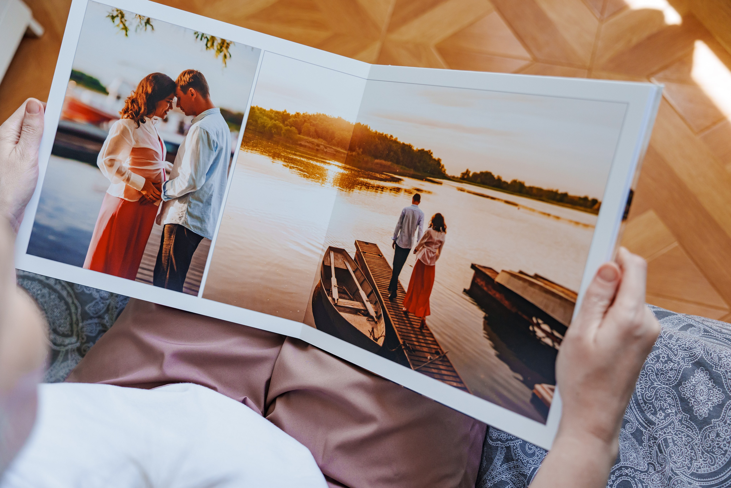 Разворот фотокниги в Ростове-на-Дону | Два кадра пары на закате над рекой Дон | Фотограф Андрей Сайфутдинов