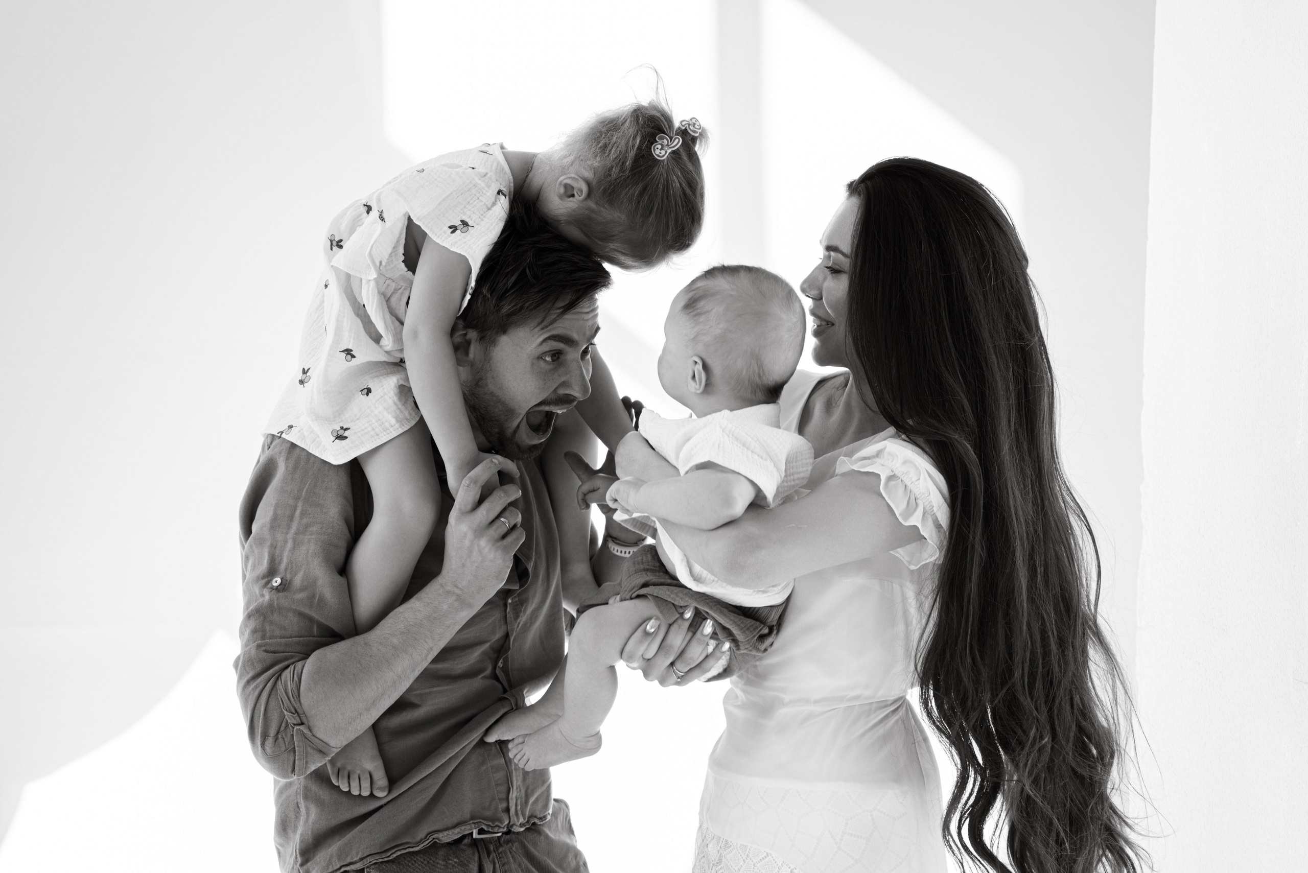 Сергеевы семейная студийная фотосессия. Профессиональный фотограф в Твери Иванова Юлия