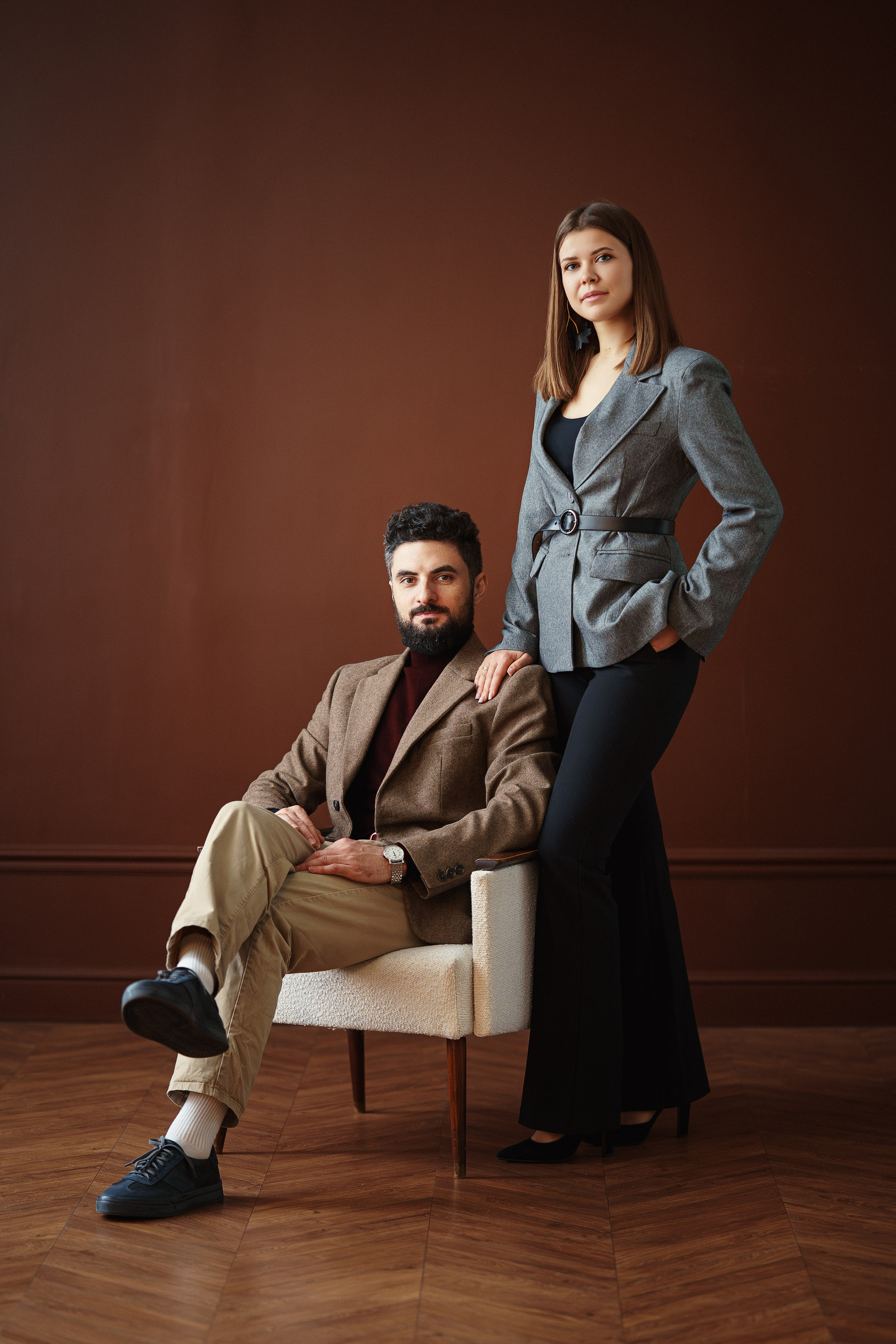 Пара в студии: Григорий и Мария — тёплый совместный кадр