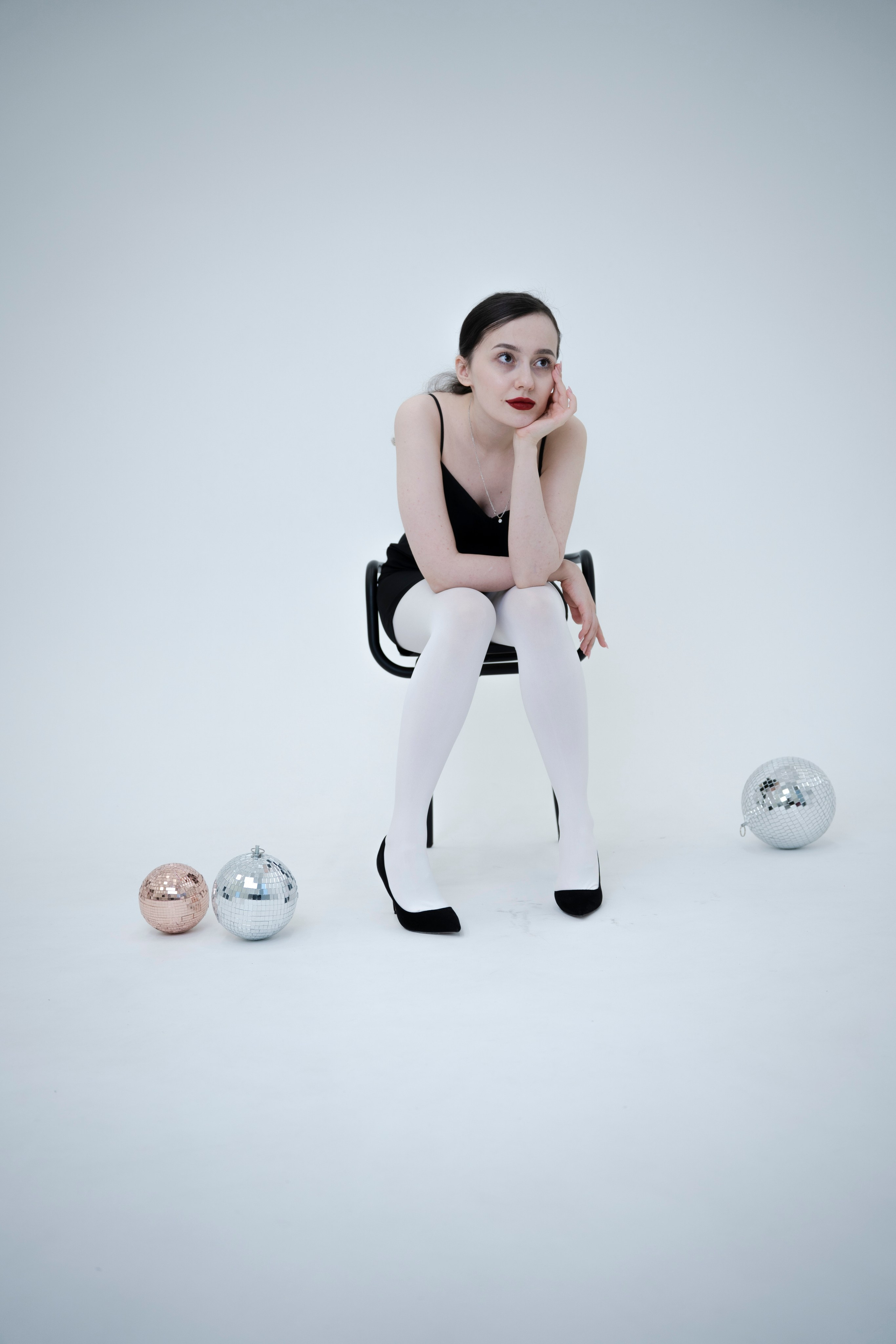 ДЕВОЧКА НА ШАРЕ. Главная