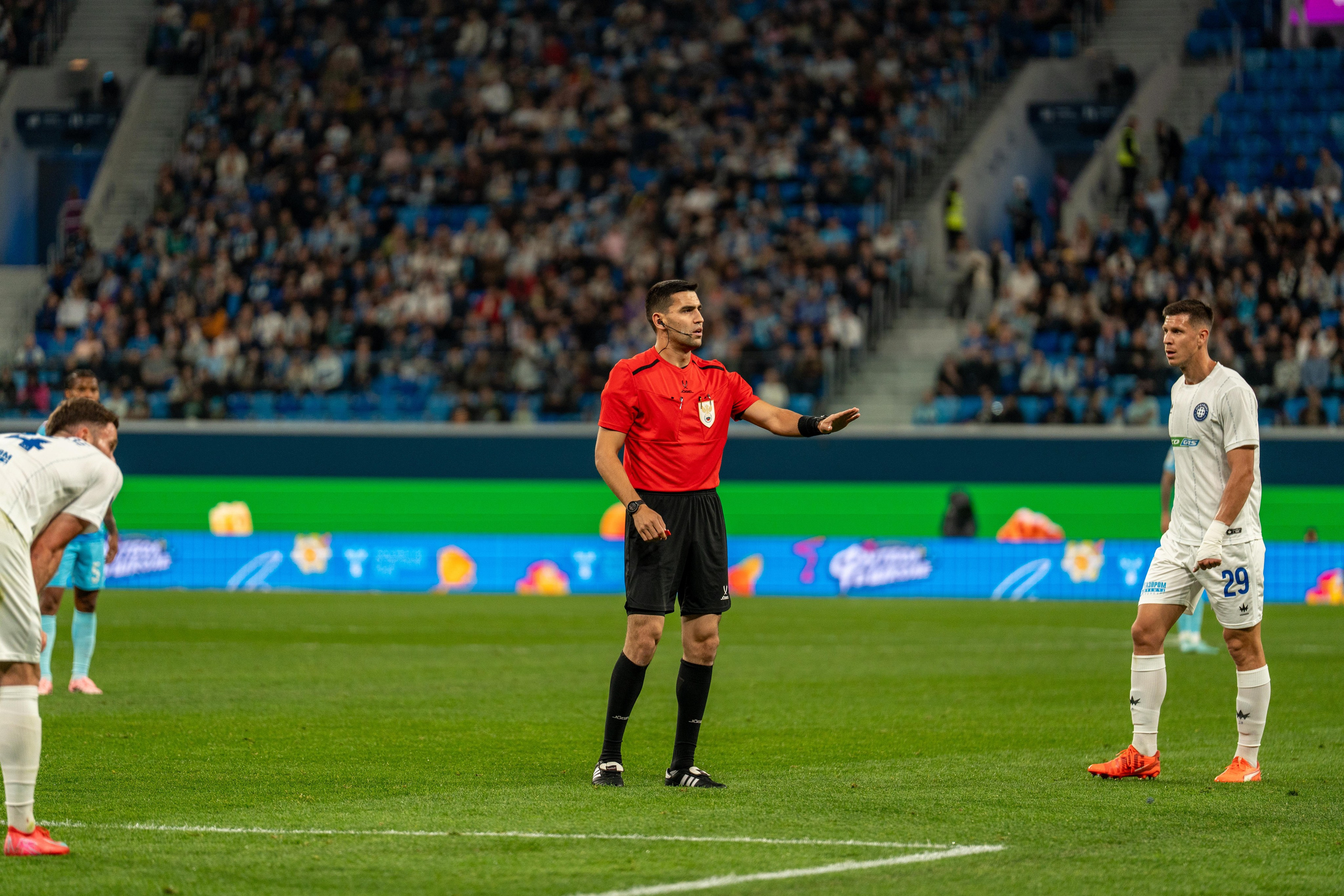 Репортажная фотография футбольного матча Зенит — Оренбург на Газпром Арене от спортивного фотографа Санкт-Петербурга