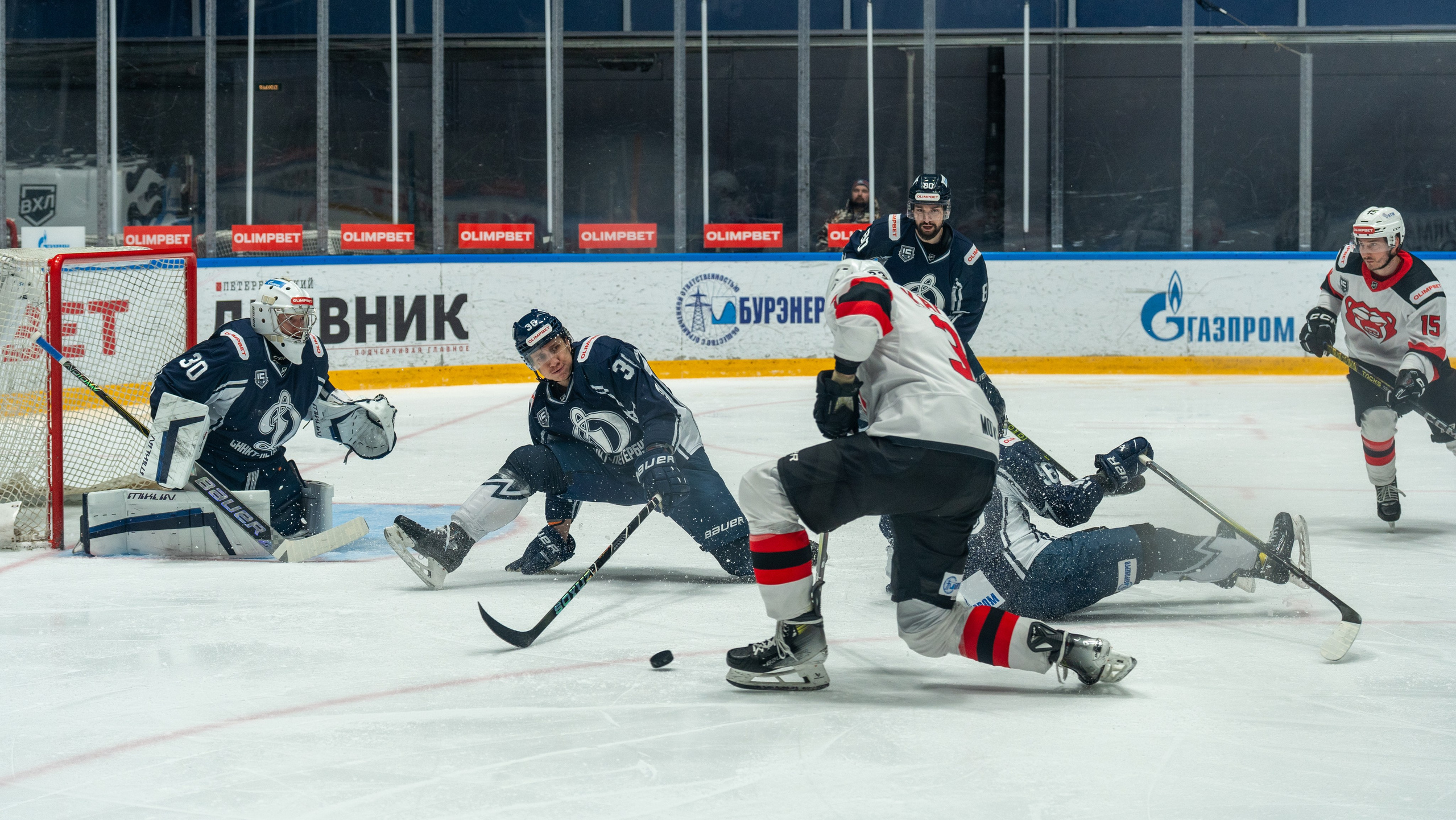 Острый момент у ворот «Динамо» в матче с «Молотом» в Санкт-Петербурге. Спортивная фотосъёмка, репортаж, динамика, эмоции.