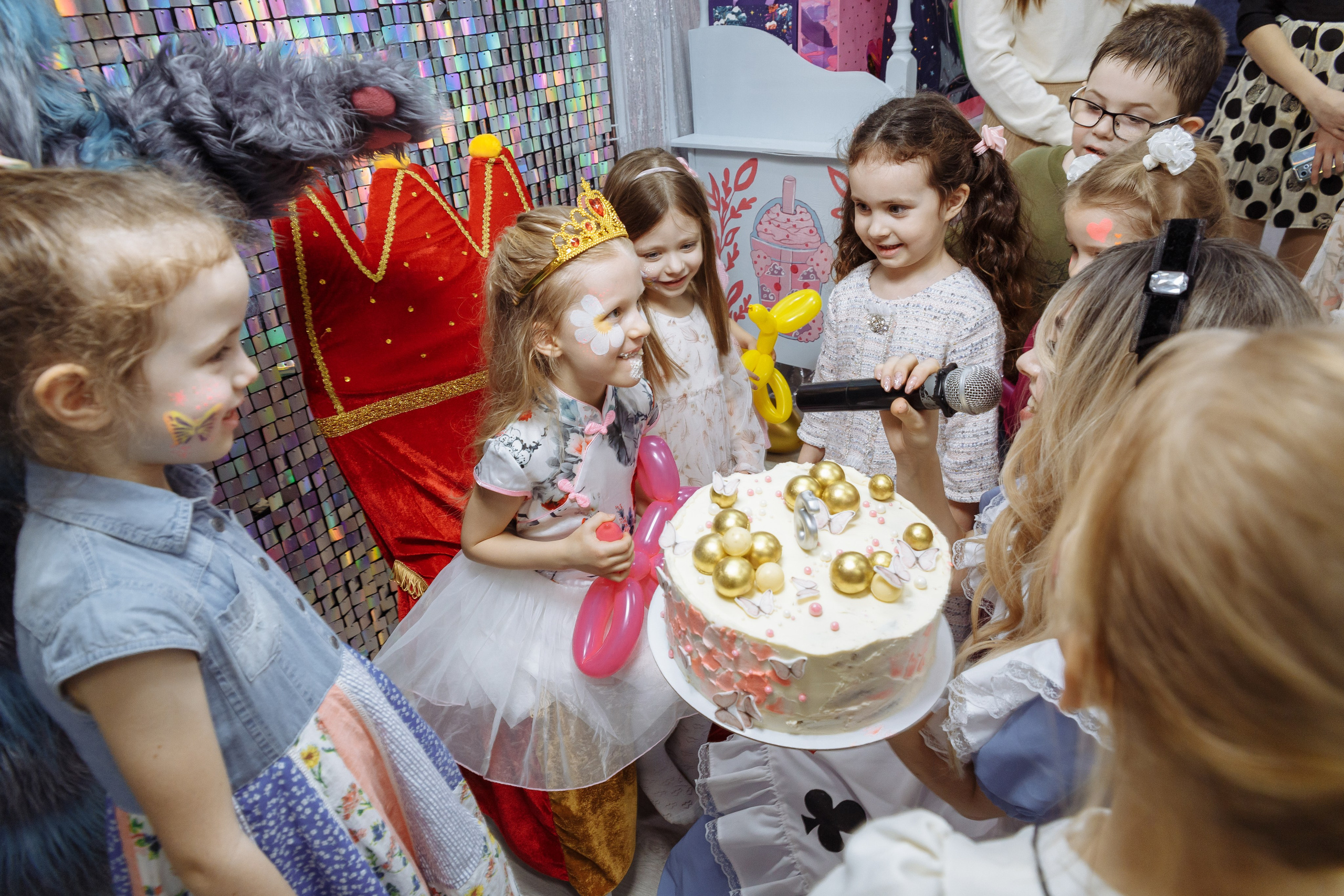 Олеся празднует свое 6 летие в компании Алисы, Чеширского кота и друзей. Событийный фотограф Максим Бескоровайновнов