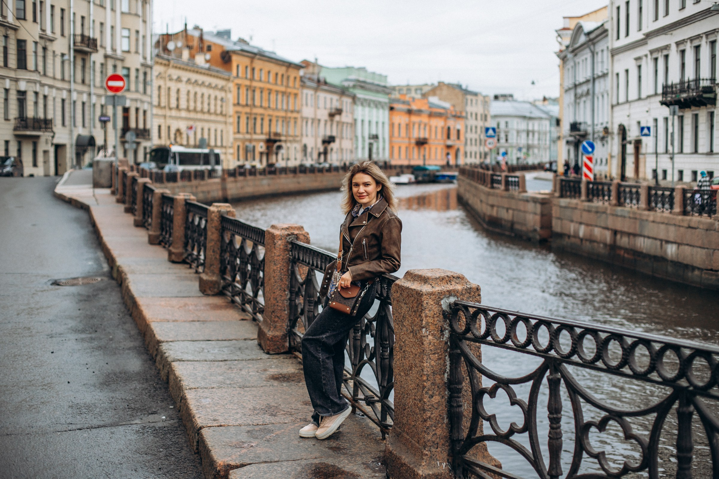 Юлия с семьей в апреле. Фотопрогулка в Петербурге. Индивидуальный и семейный фотограф в Санкт-Петербурге