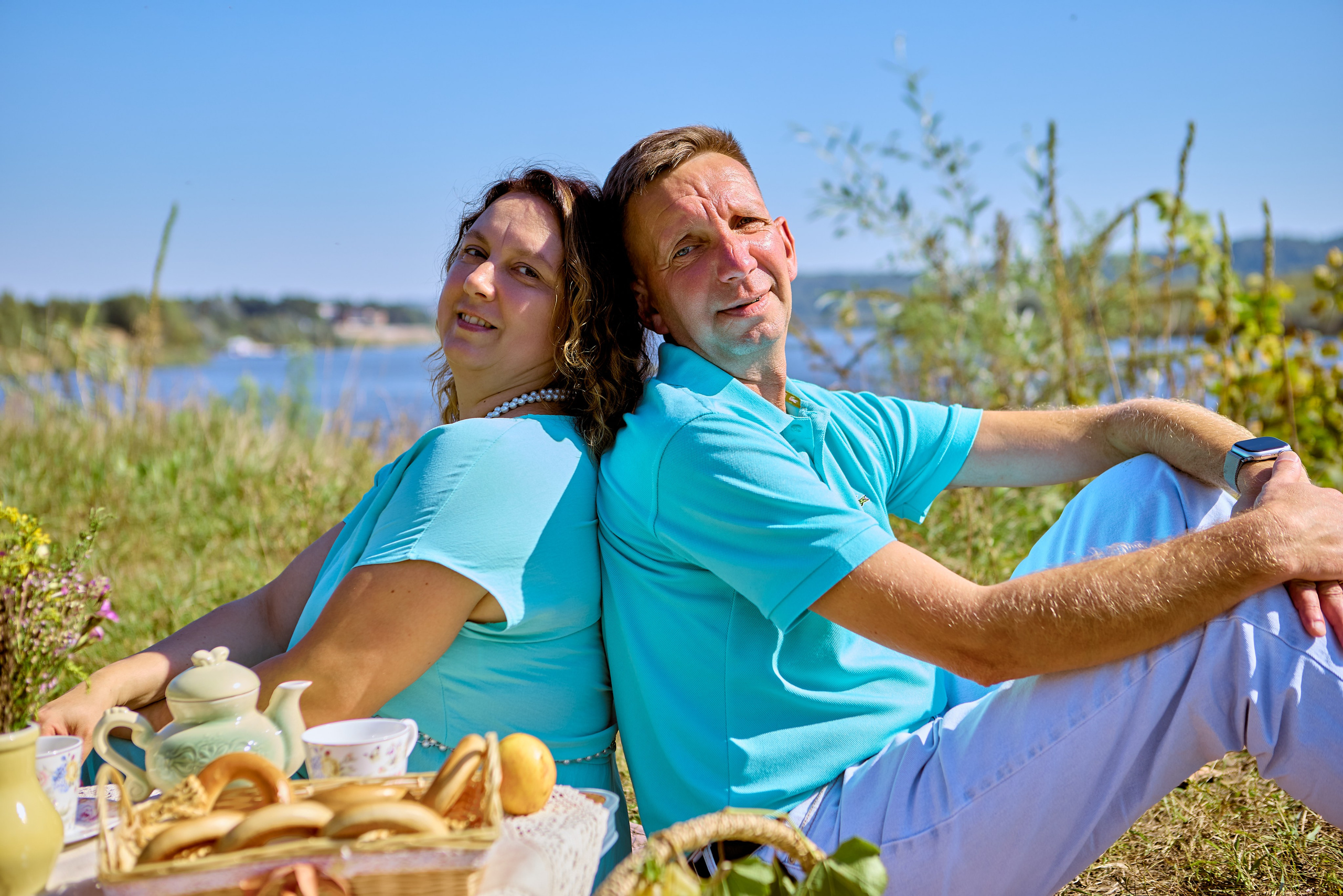 Семейная фотосессия у реки в последний день лета