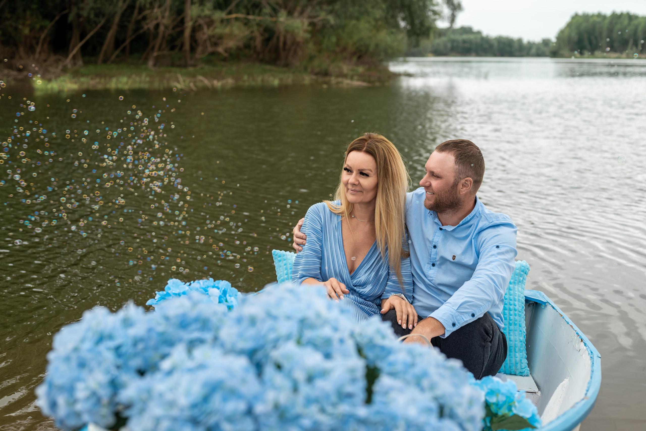 Фотопроект на лодке с голубыми гортензиями. Фотограф в городе Салават