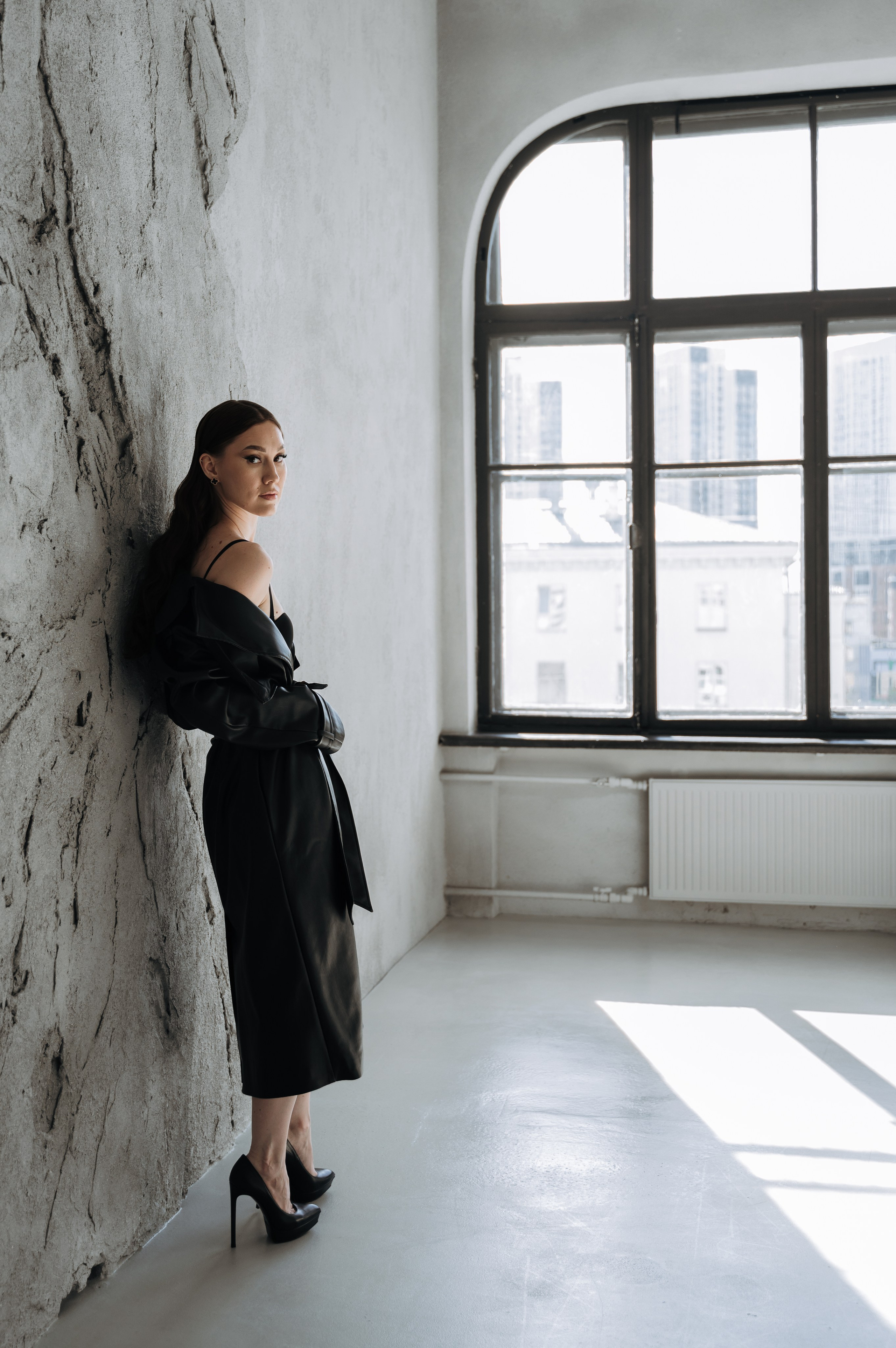 Настя — фотосессия в темной студии с хрустальной люстрой. Портретный и семейный фотограф в Екатеринбурге Мария Чахеева