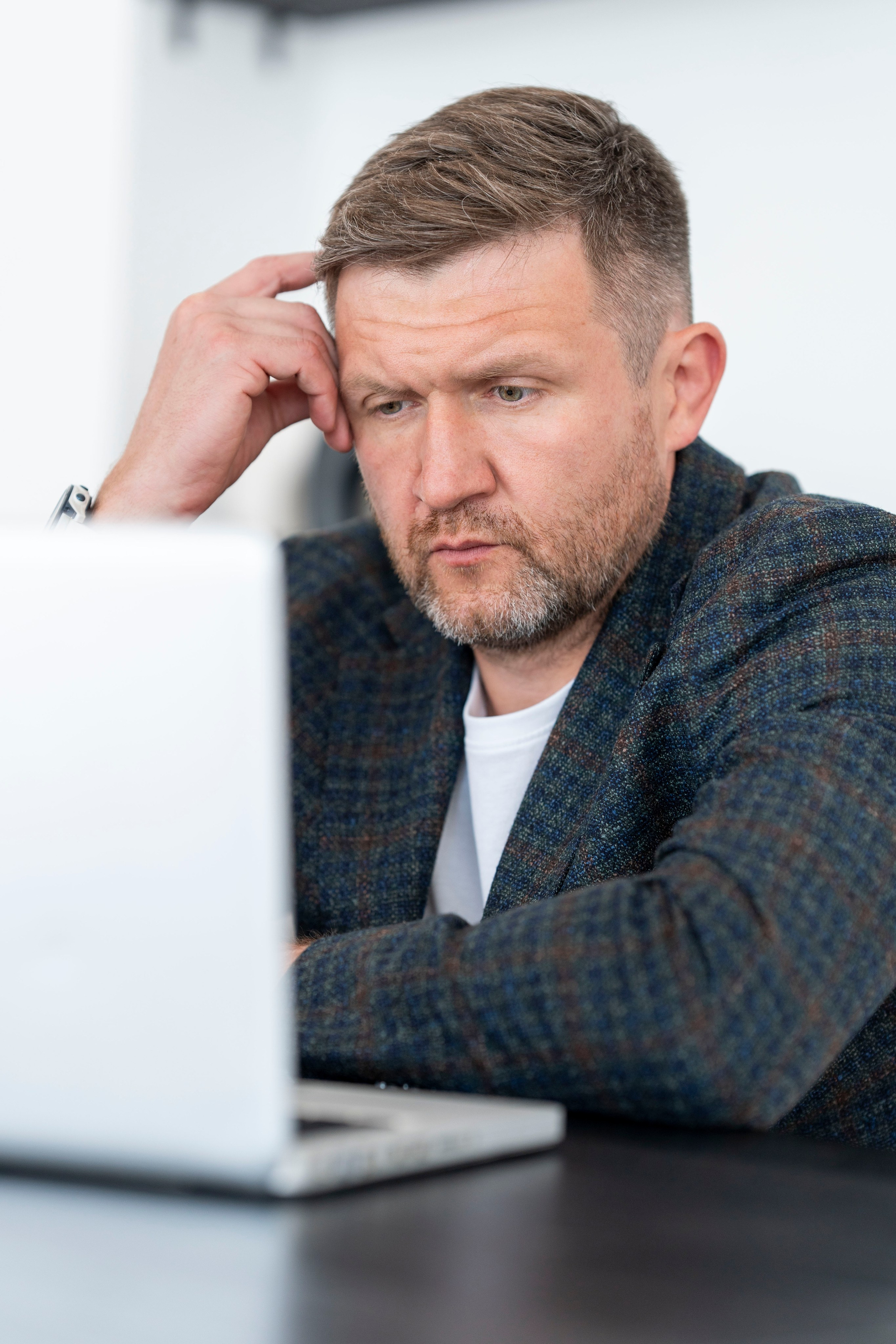 Артем. Владелец компании по производству пластиковой тары. Главная