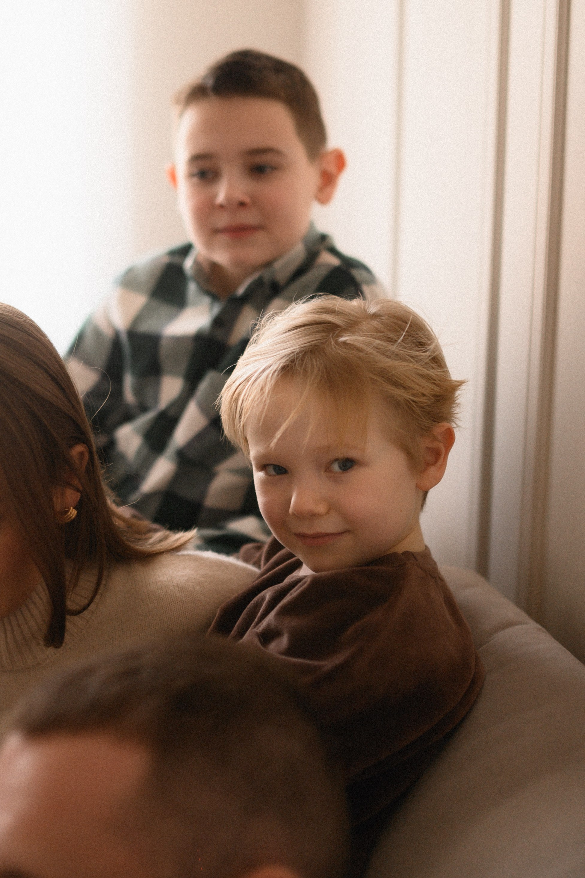 Валентин, Ирина, Евсей, Кира и Агата дома. Семейный и свадебный lifestyle-фотограф в Москве Мария Петрова