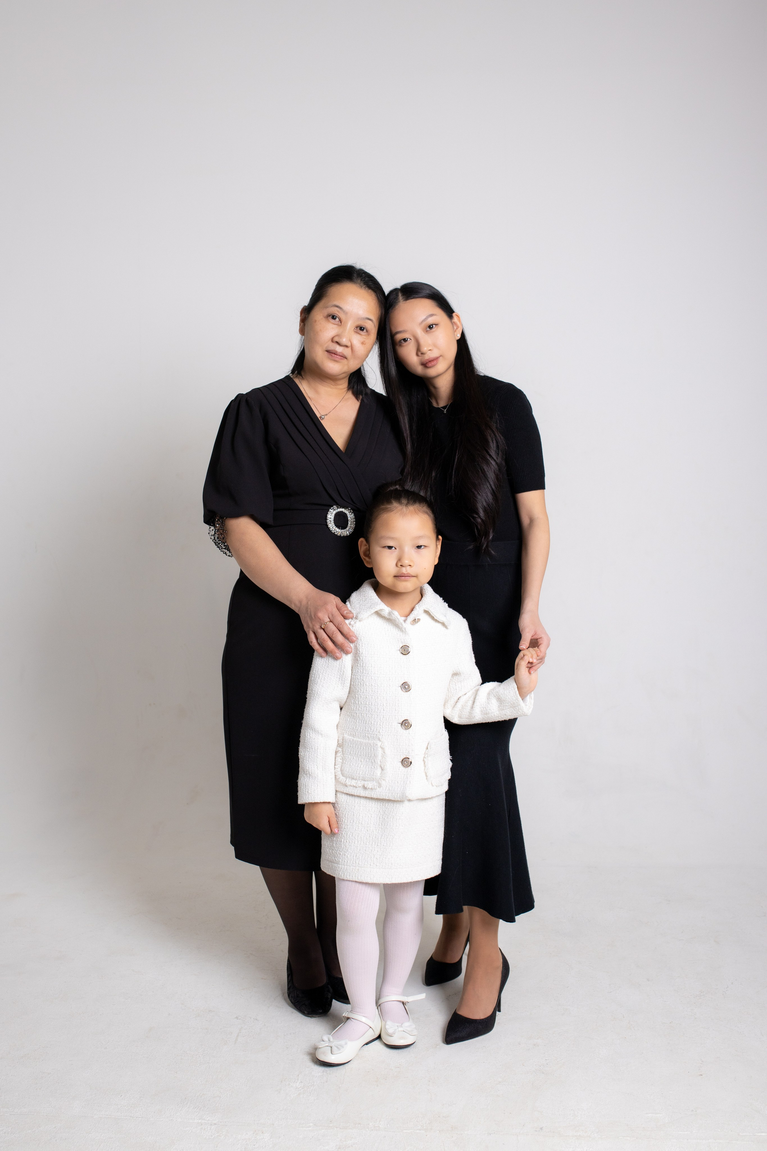 Семейная фотосессия на циклораме с импульсным светом. Фотограф в Железнодорожном и Балашихе