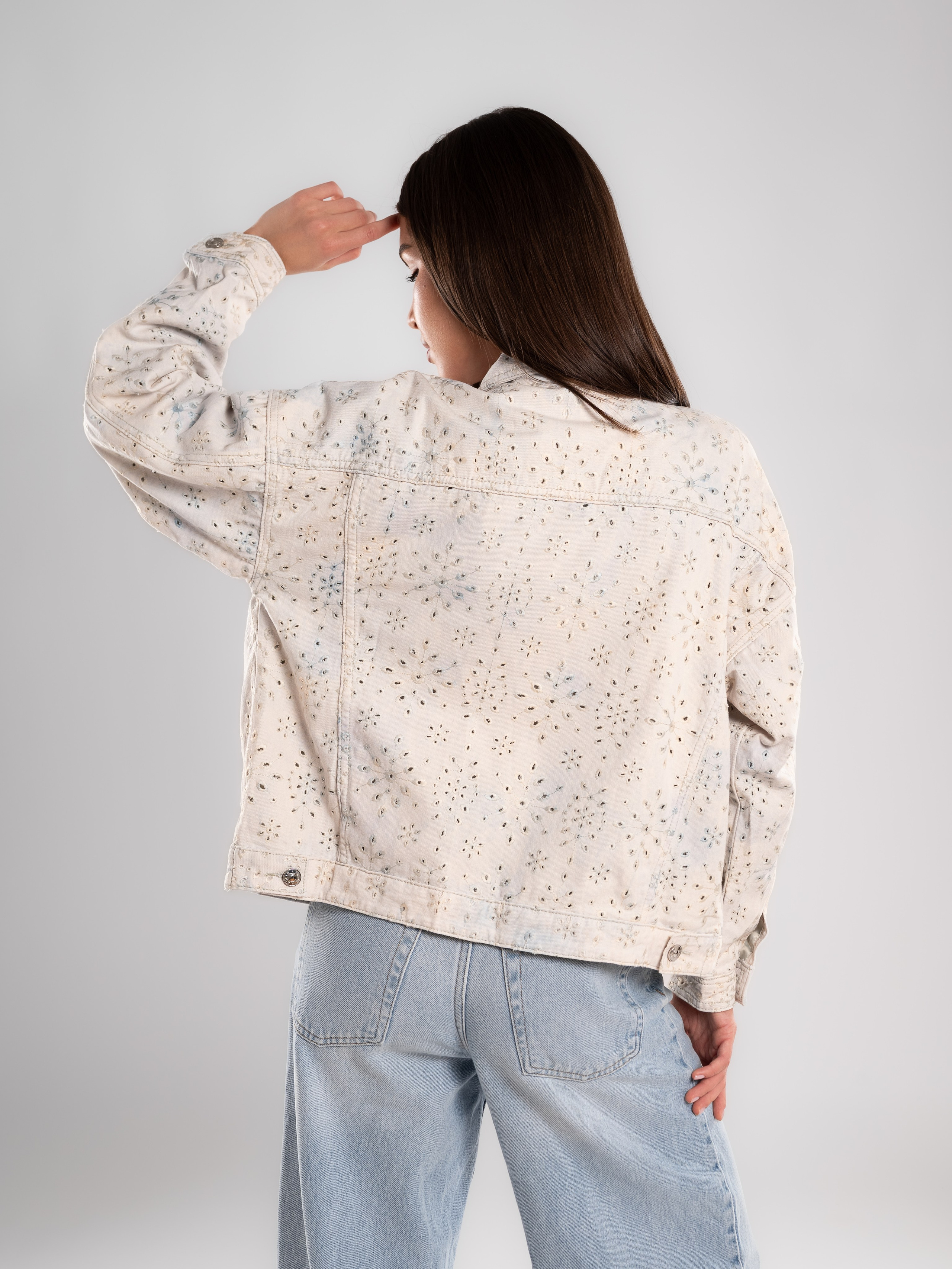 Джинсовые куртки на 2х моделях. Предметный фотограф, фото для маркетплейсов Пятигорск, КМВ