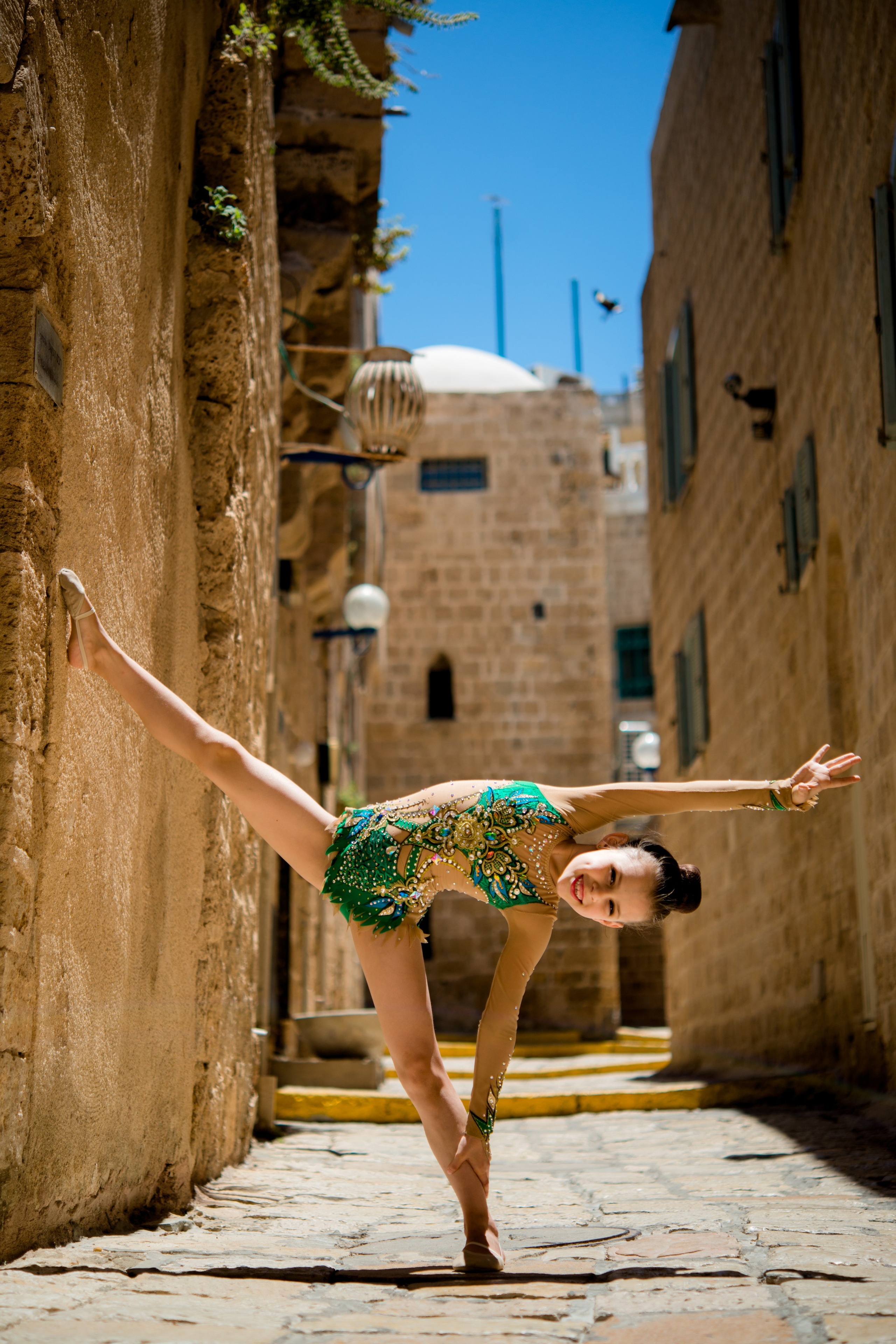 Фотосессия девочки-гимнастки в старом городе. Главная