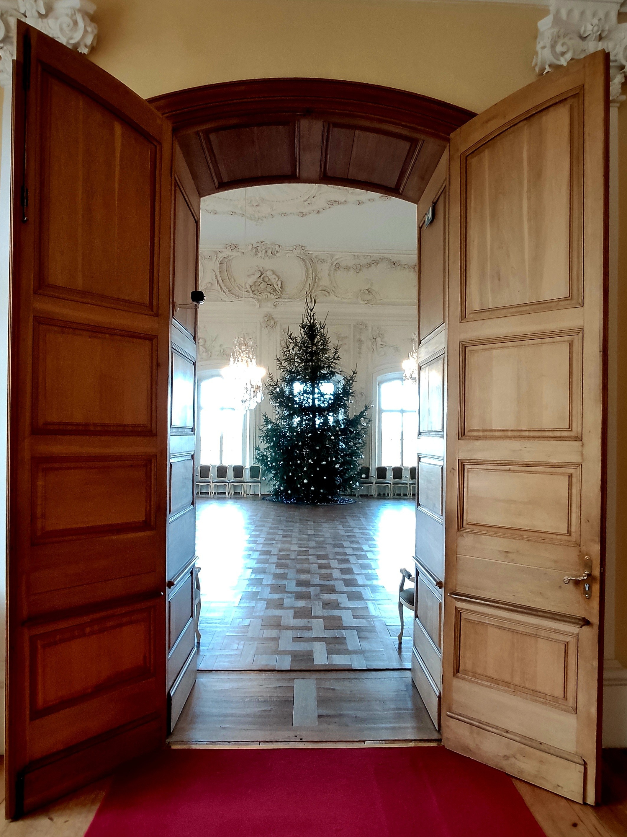 Новогодние украшения помогают показать, как дворец выглядел, когда был жилым