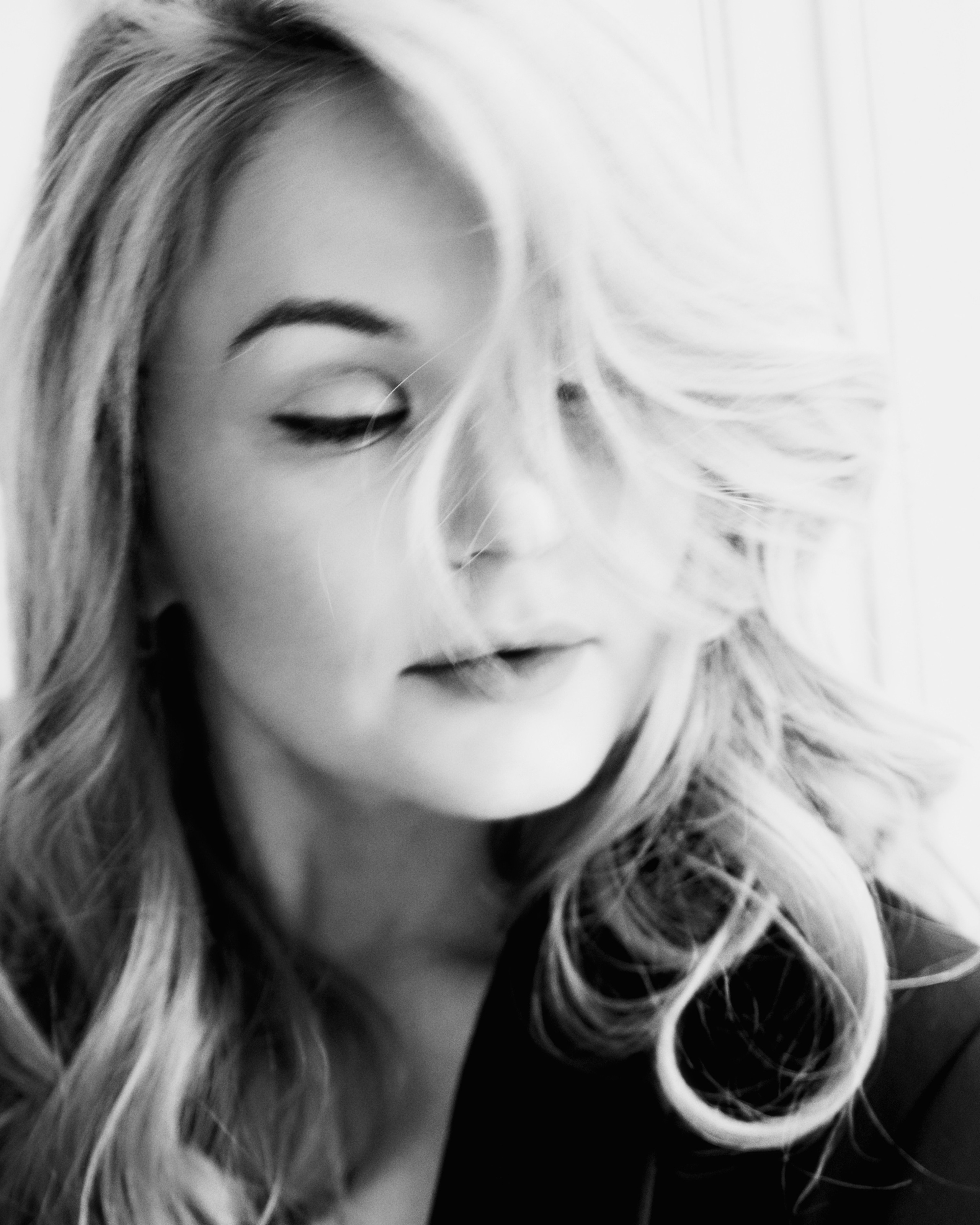 Портретный фотограф и видеограф в Москве Кошеренкова Екатерина. Черно белая-съёмка. Минимализм