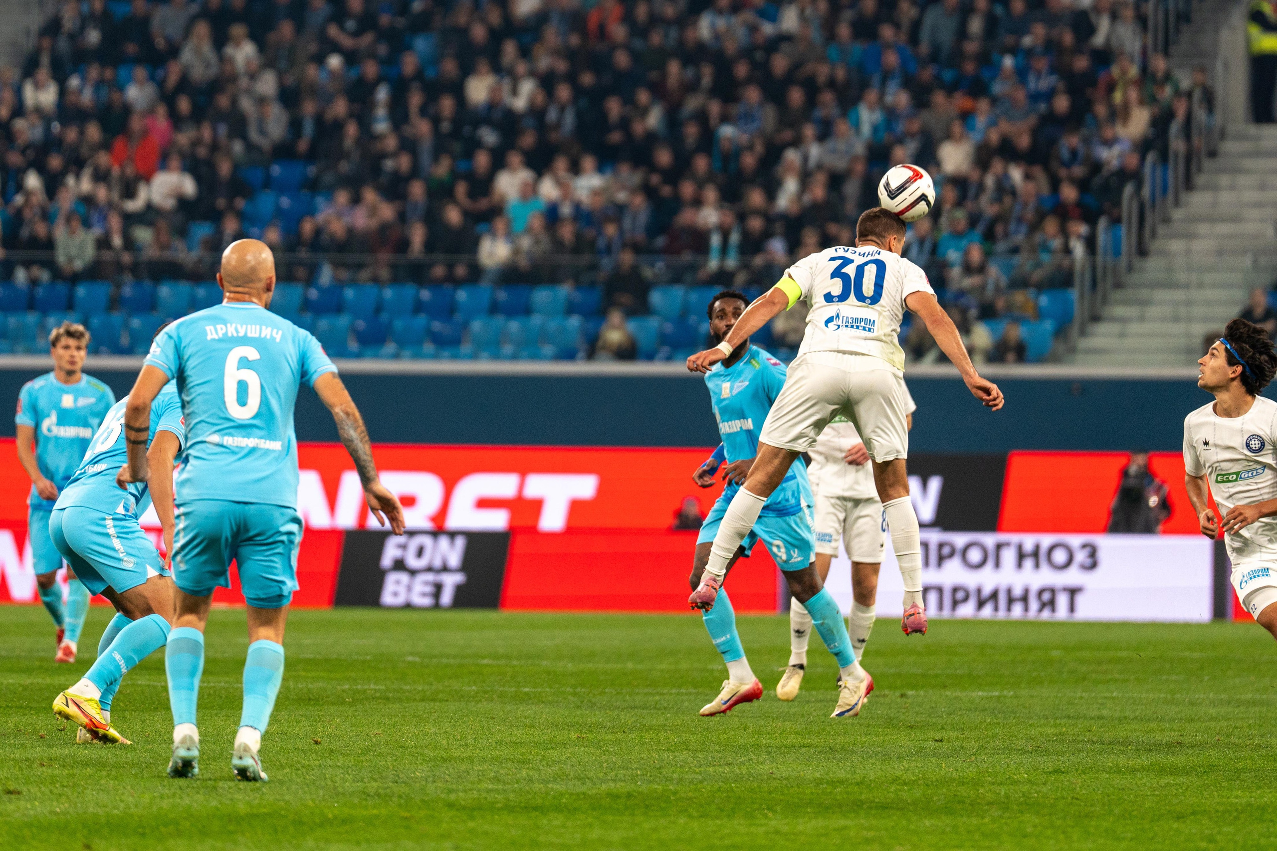 Репортажный фотограф спорт съемка зафиксировал голевой прыжок в Петербурге